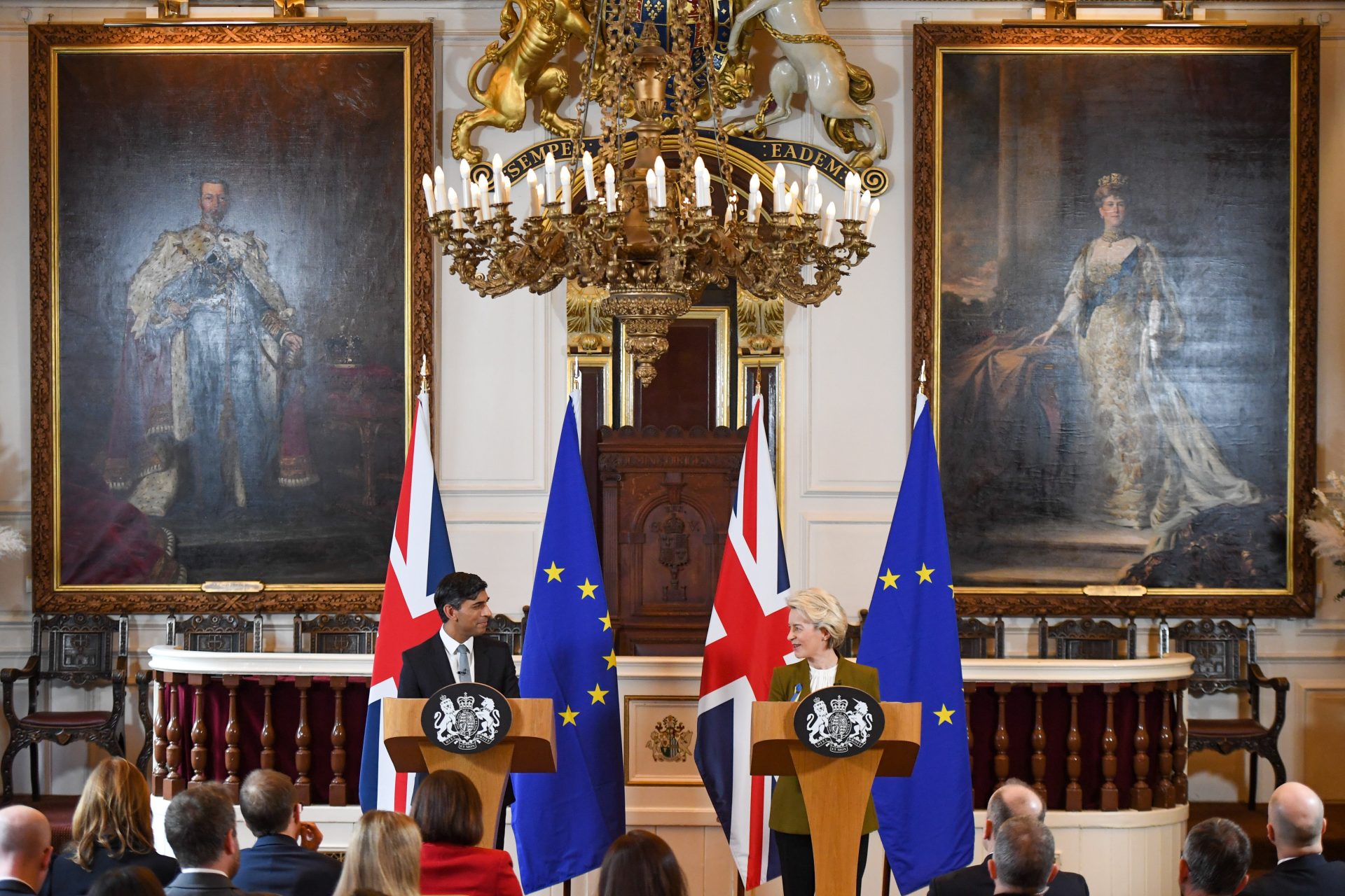 El primer ministro británico, Rishi Sunak, y la presidenta de la Comisión Europea (CE), Ursula von der Leyen, tras aprobar el Protocolo de Irlanda del Norte que incluye el mecanismo del "Freno de Stormont".