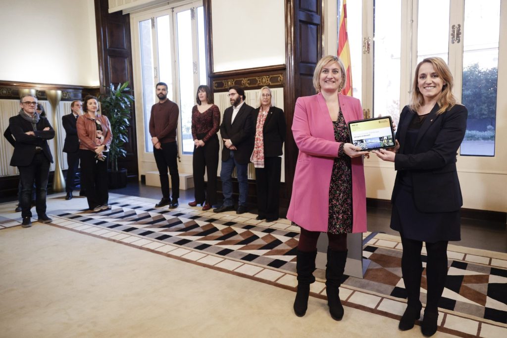 La consellera de Economía de Cataluña, Natalia Mas (d), entrega a la vicepresidenta del Parlament en funciones de presidenta, Alba Vergès (i), el proyecto de ley de presupuestos para 2023.