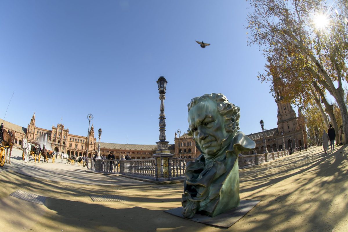 Una réplicas de tamaño gigante de la estatuilla de Goya, en Sevilla. En este ciudad se celebra la gala 2023