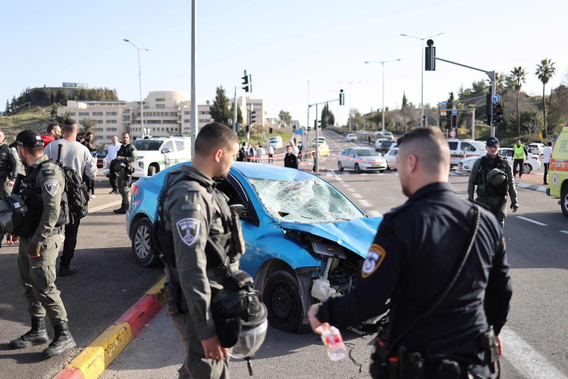 Fuerzas de seguridad y equipos de socorro israelíes trabajan en el lugar del atropello intencionado en Jerusalén este viernes.