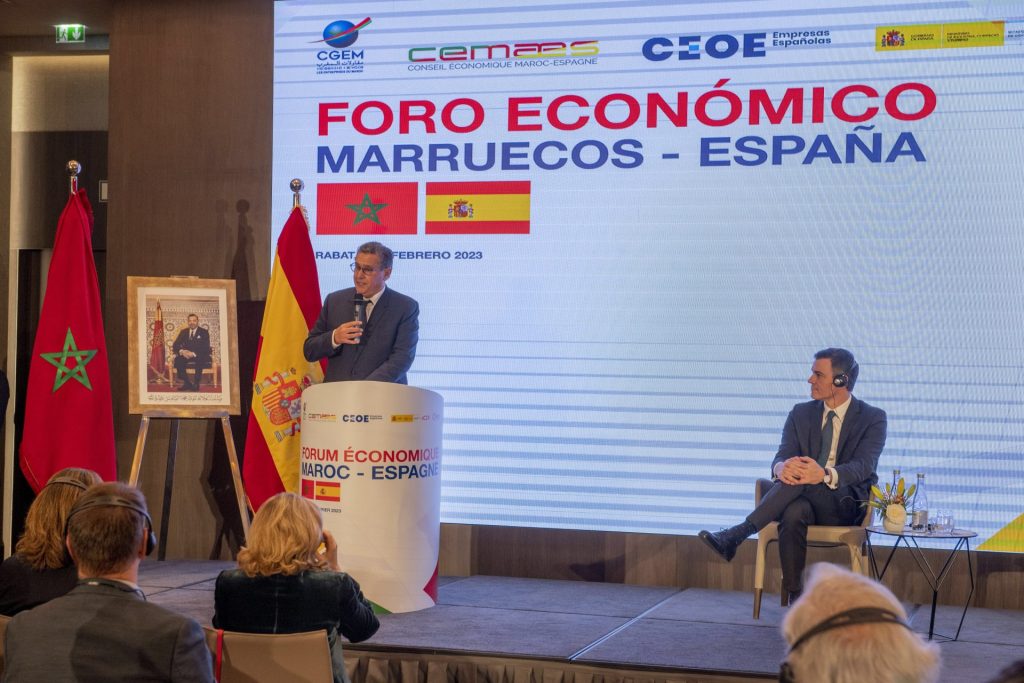 El presidente del gobierno de España, Pedro Sánchez, escucha a su homólogo el primer ministro de Marruecos, Aziz Ajanuch, durante la cumbre bilateral entre Marruecos y España.