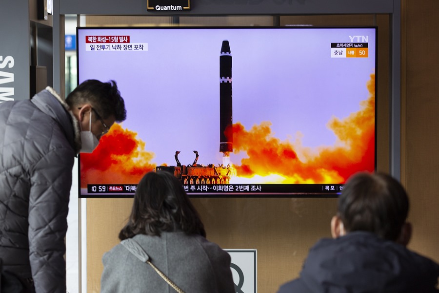 Varias personas observan en una televisión de Seúl, el misil de Corea del Norte.  
