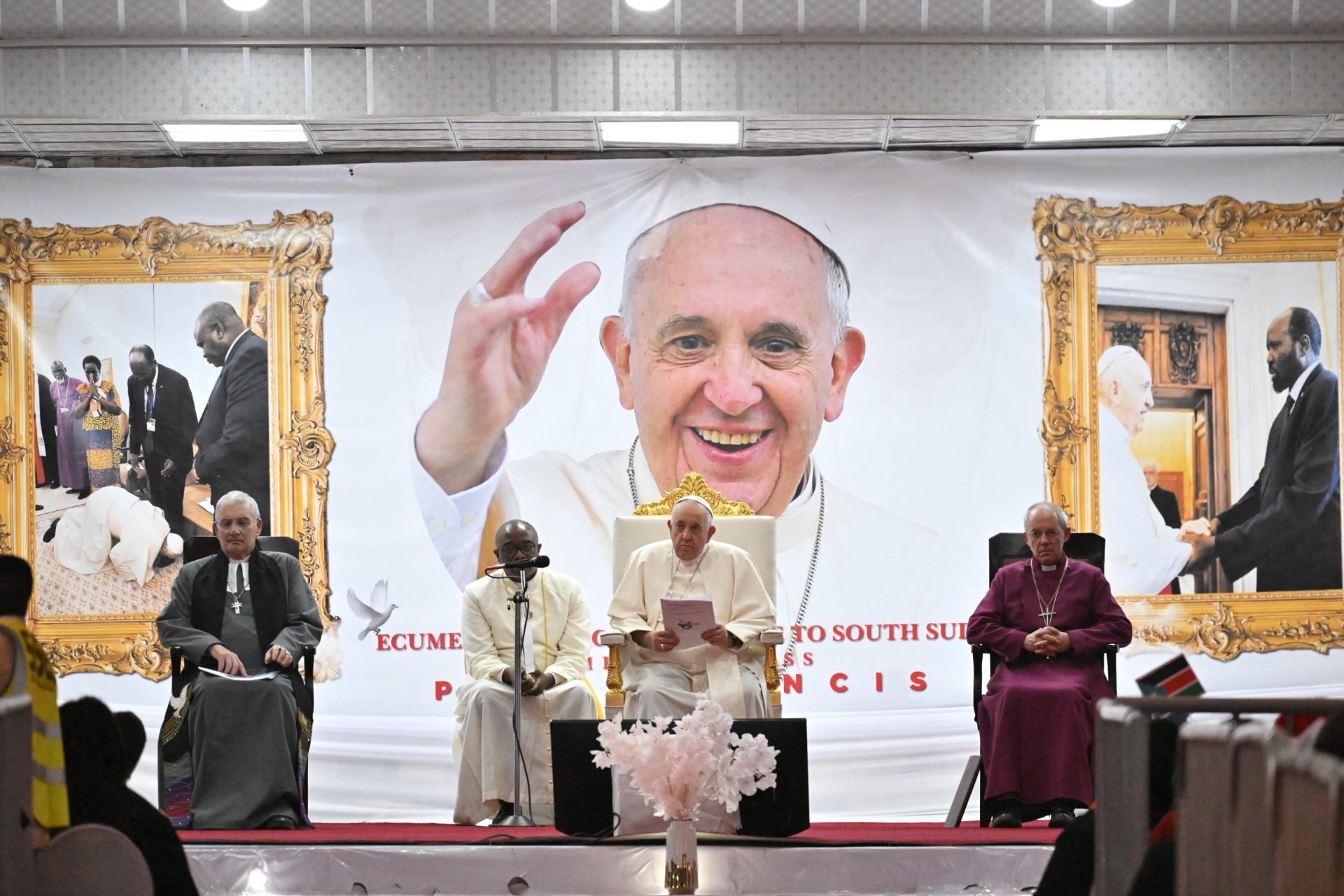 El papa Francisco durante una reunión con desplazados internos en el Freedom Hall en Yuba, Sudán del Sur.