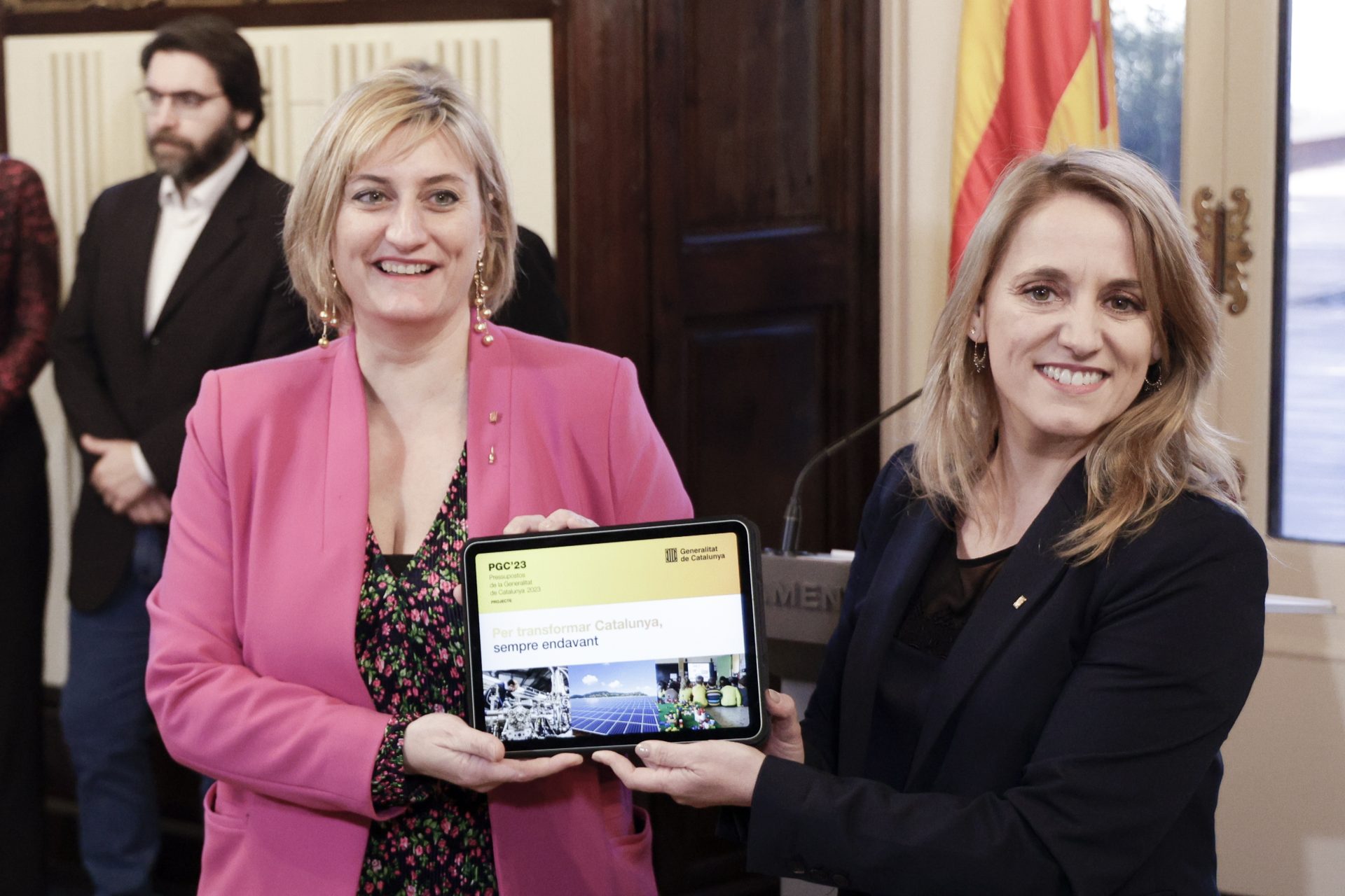 La consellera de Economía de Cataluña, Natalia Mas (d), entrega a la vicepresidenta del Parlament en funciones de presidenta, Alba Vergès (i), el proyecto de ley de presupuestos para 2023