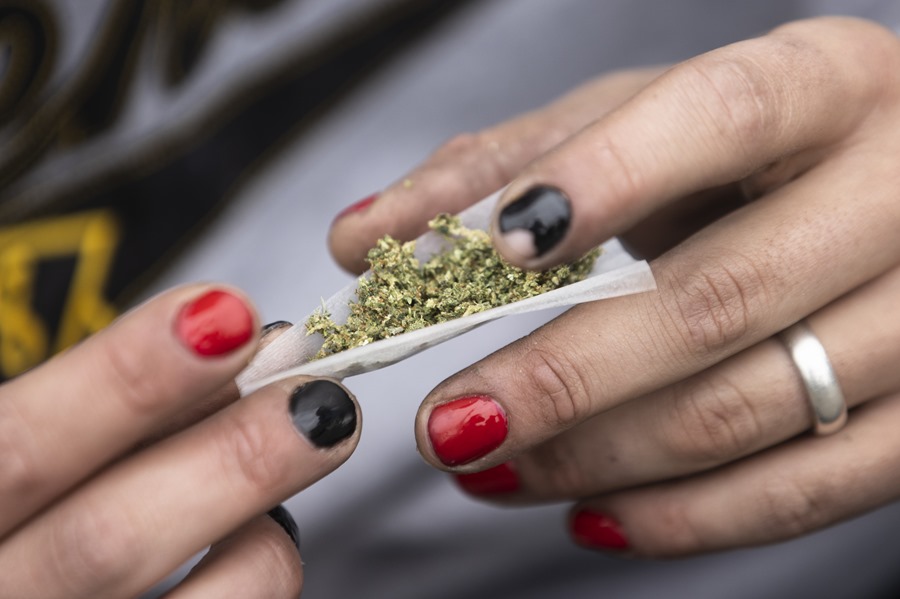 Una mujer prepara un cigarrillo con cannabis. Hoy se debatirá su regulación