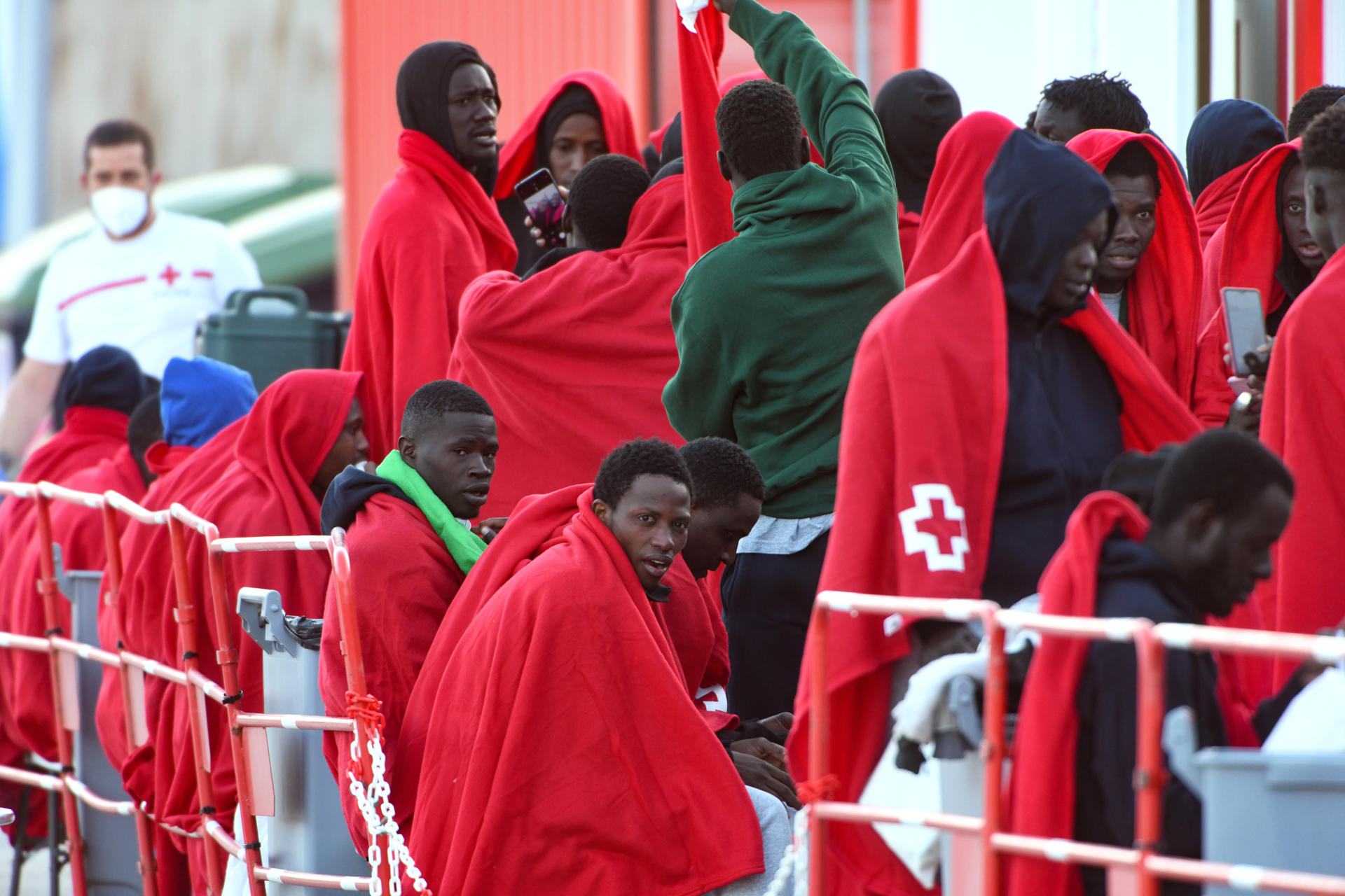 Salvamento Marítimo rescató el 31 de enero a 117 inmigrantes de origen subsahariano en dos pateras al sur de Fuerteventura. EFE/Carlos de Saá
