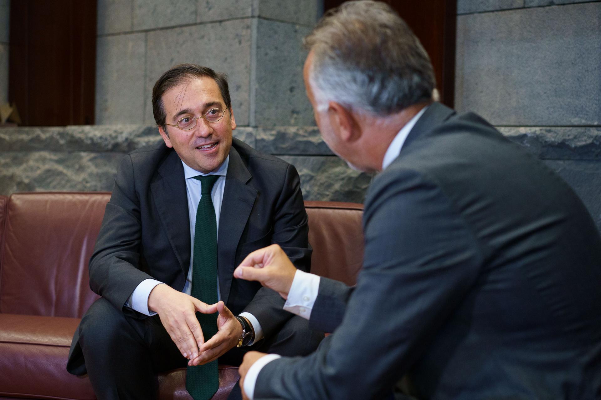 Imagen de archivo de una visita del ministro de Asuntos Exteriores, José Manuel Albares, a Canarias. EFE/Ramón de la Rocha