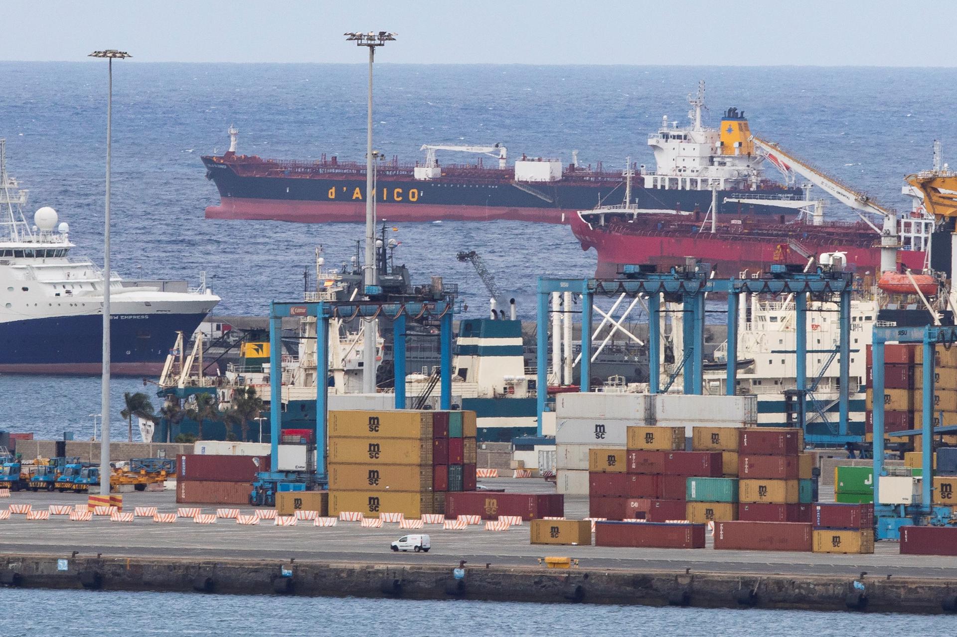 Imagen de archivo del puerto de Las Palmas que registró en enero un descenso en el tráfico total de un 3,32 %, en relación al mismo mes de 2022, según ha informado este lunes en un comunicado la Autoridad Portuaria de Las Palmas. EFE/ Quique Curbelo