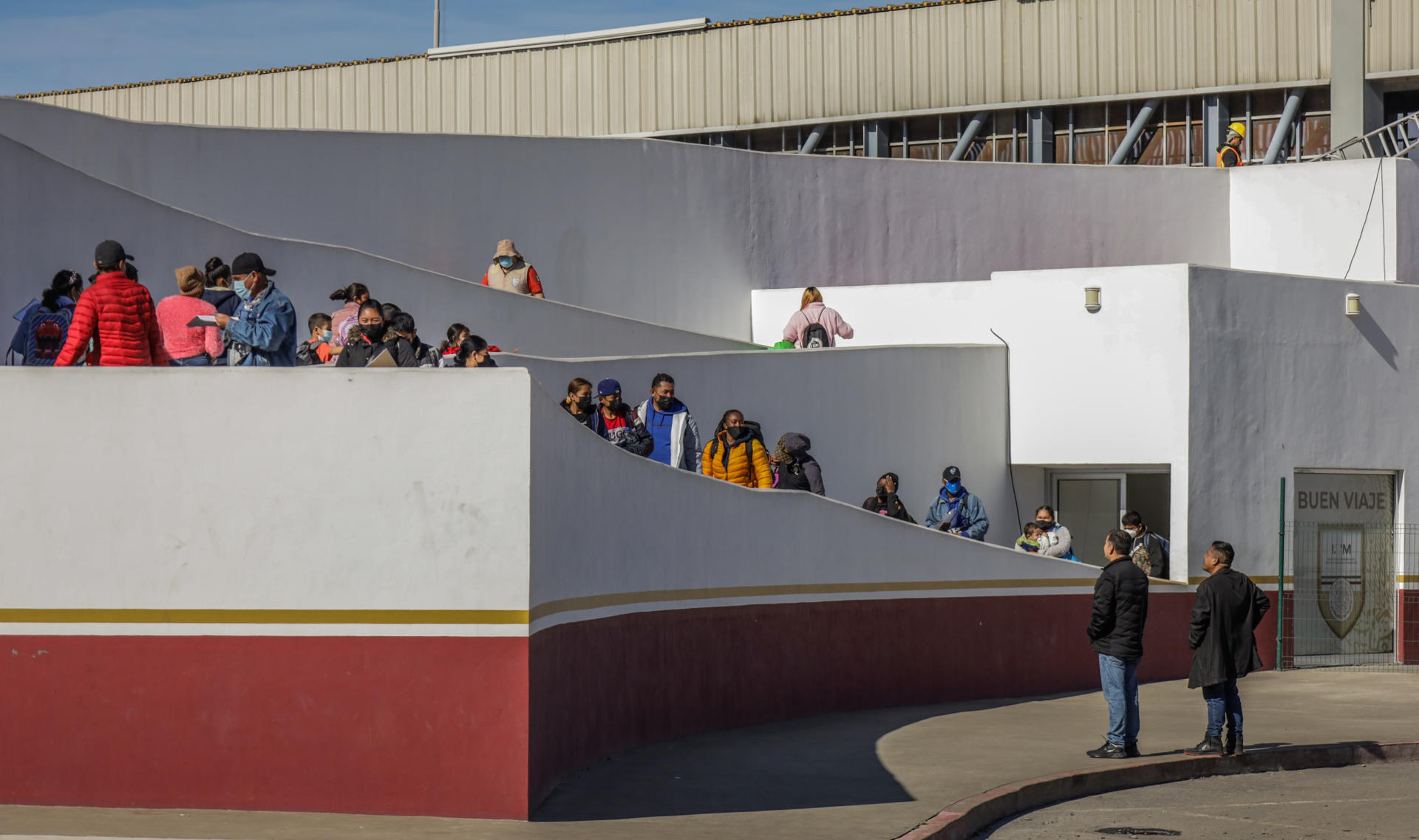 Grupos de migrantes hacen fila para cruzar a Estados Unidos y continuar con su proceso de asilo a través de la garita internacional del Chaparral, en la fronteriza Tijuana (México), en una fotografía de archivo. EFE/Joebeth Terriquez