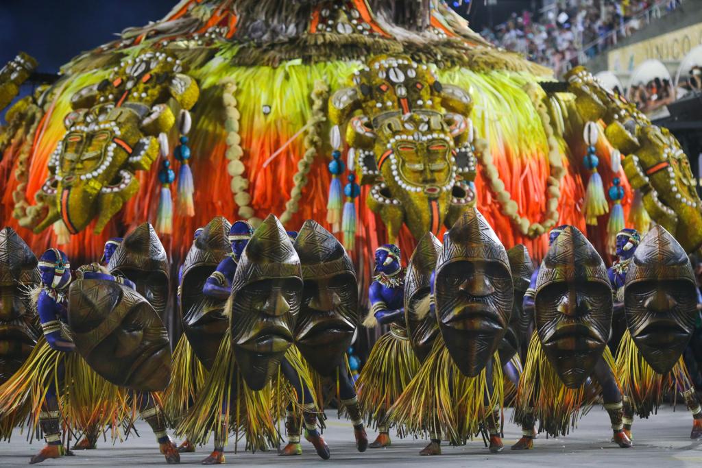Fotografía de archivo de los bailes realizados por escuelas durante la celebración de una edición del carnaval de Río de Janeiro (Brasil). EFE/André Coelho
