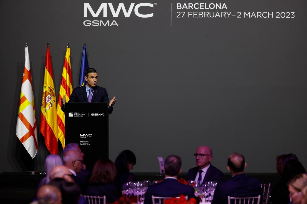 El presidente del Gobierno, Pedro Sánchez, pronuncia unas palabras en la cena oficial del Mobile World Congress de Barcelona, este domingo