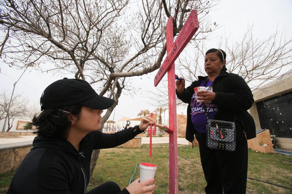 Activistas y madres de víctimas de feminicidios realizan una pinta de cruces y pega de pesquisas en el Memorial Campo Algodonero hoy, en Ciudad Juárez, Chihuahua (México). EFE/Luis Torres
