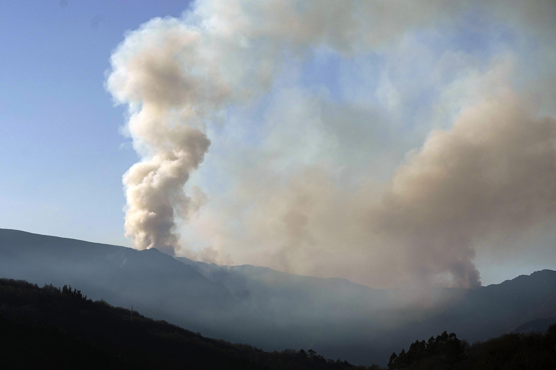Vista desde la subida de La Espina del incendio de la Sierra del Courio, el pasado miércoles. EFE/Paco Paredes