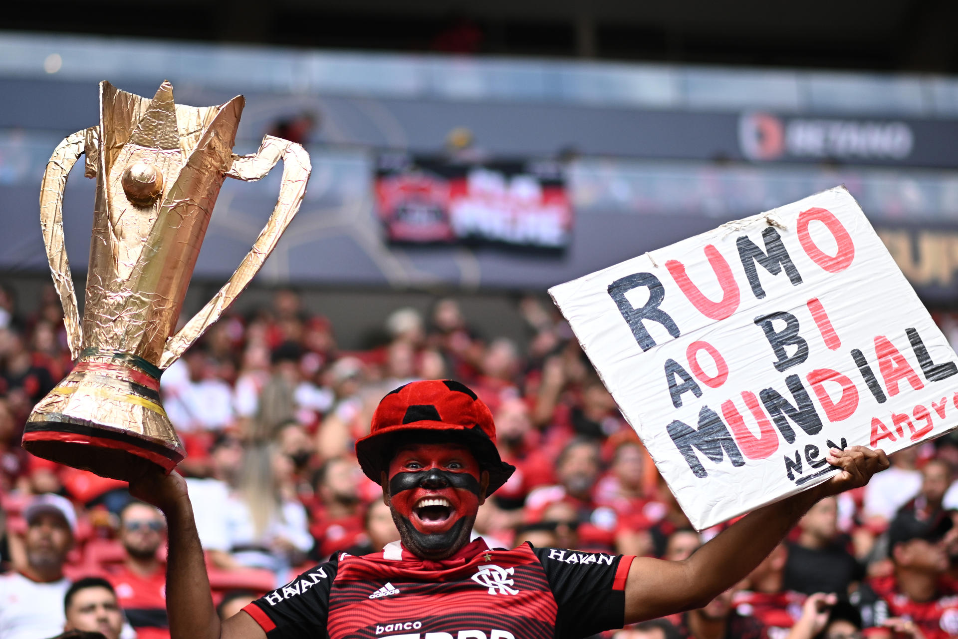 Un hincha de Flamengo anima, en la final de la Supercopa de Brasil 2023 entre Palmeiras y Flamengo en el estadio Mane Garrincha en Brasilia (Brasil). EFE/ Andre Borges