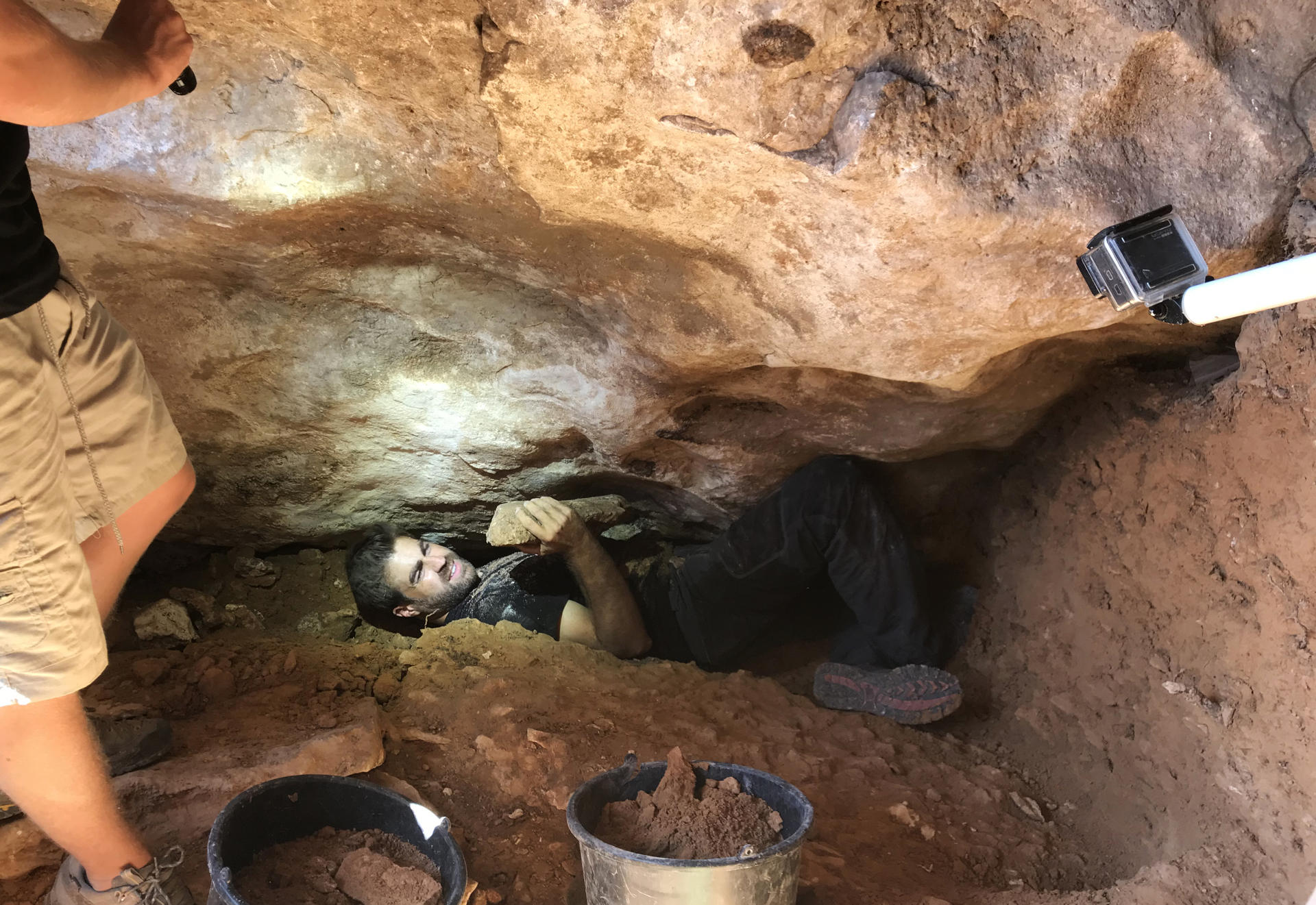 Los investigadores de la Cueva del Arco de Cieza (Murcia) han descubierto una gran cavidad con muestras de la existencia del oso cavernario, algo único tan al sur de Europa, según ha desvelado el profesor de la Universidad de Murcia Ignacio Martín Lerma (en la foyo) durante la presentación de los hallazgos. EFE/ Universidad de Murcia SOLO USO EDITORIAL/SOLO DISPONIBLE PARA ILUSTRAR LA NOTICIA QUE ACOMPAÑA (CRÉDITO OBLIGATORIO)
