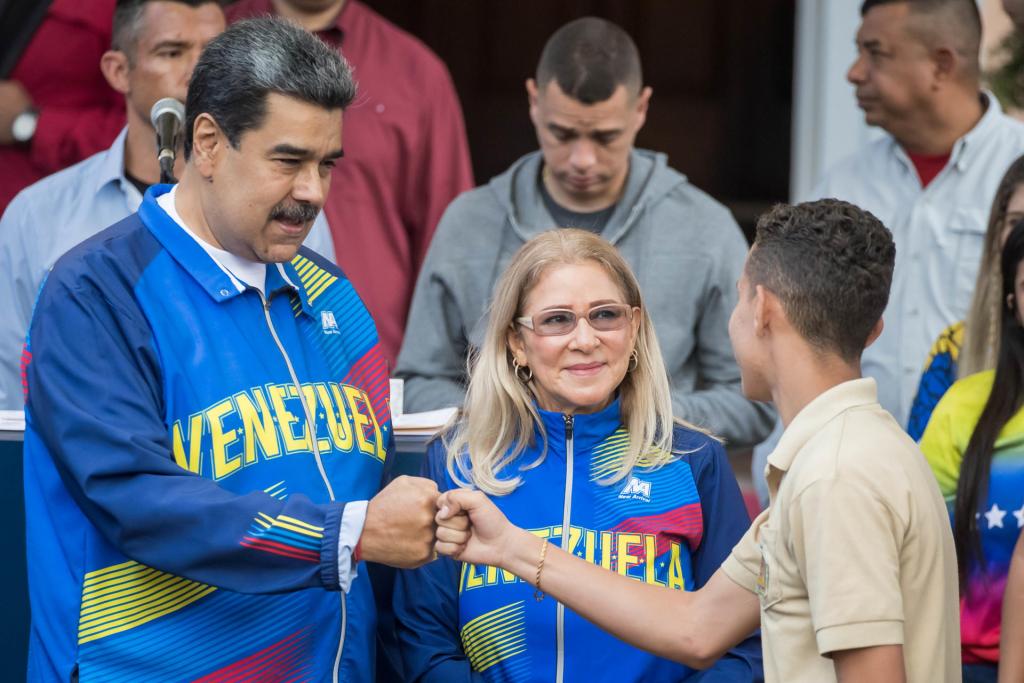 El presidente de Venezuela, Nicolás Maduro, acompañado de la primera dama Cilia Flores participan en un acto conmemorativo al Día de la Juventud hoy, en Caracas (Venezuela). EFE/Miguel Gutiérrez
