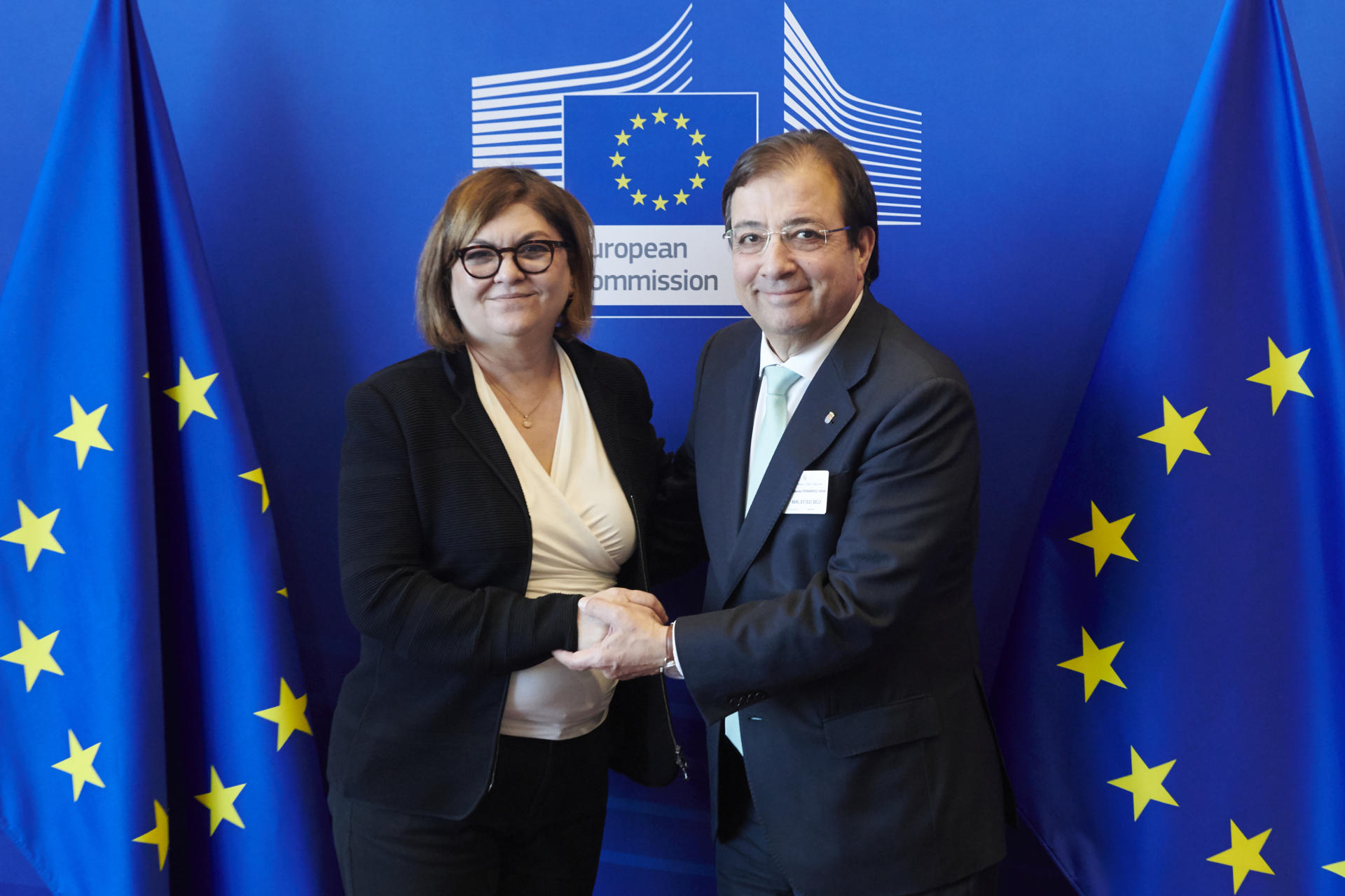 El presidente de la Junta de Extremadura, Guillermo Fernández Vara, durante la reunión mantenida con la comisaria de Transportes de la Comisión Europea, Adina Vãlean, este martes en Bruselas. EFE/ Horst Wagner