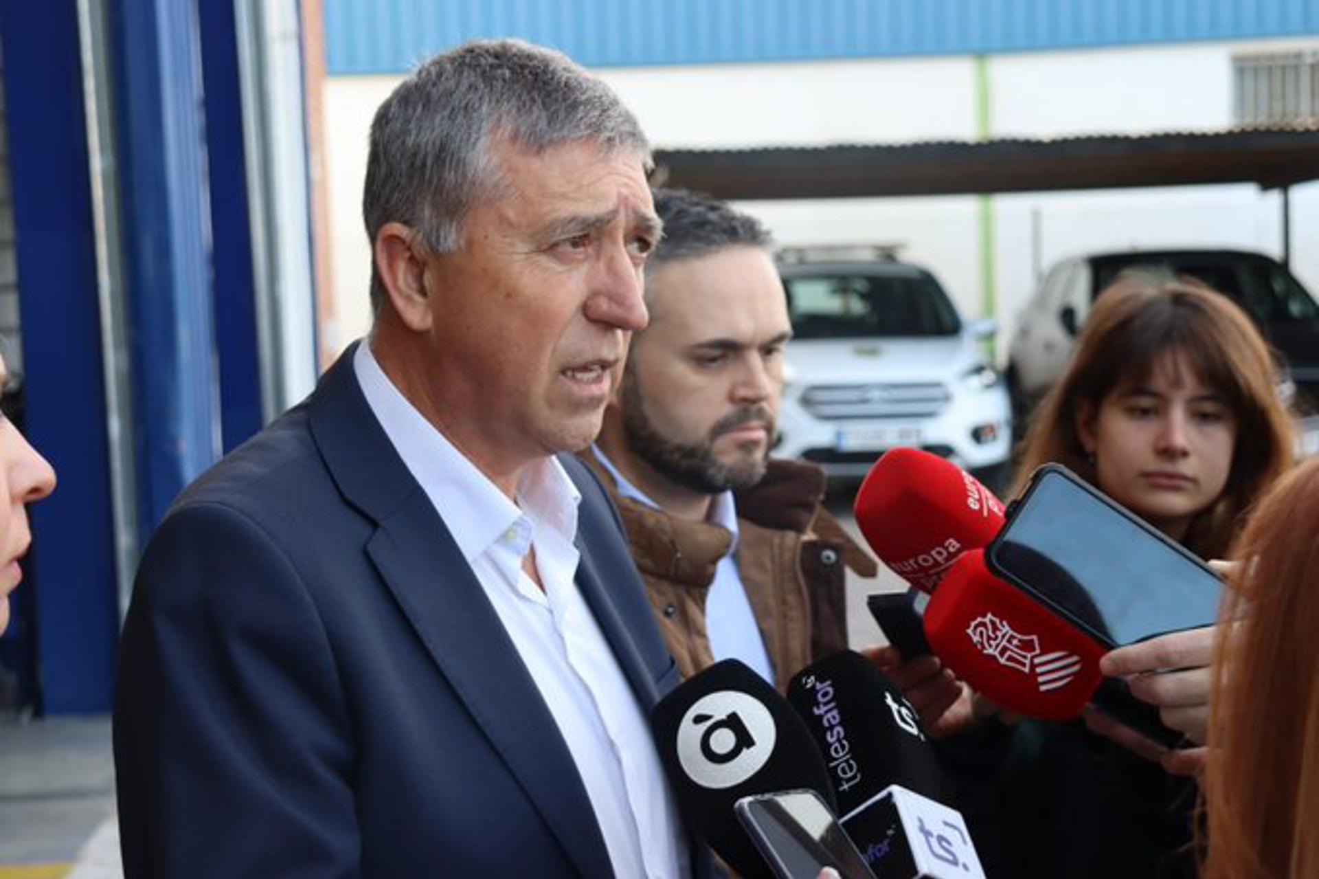 El conseller de Economía, Rafa Climent, durante su visita a la estación de ITV de Gandia, en una imagen compartida por la Generalitat.