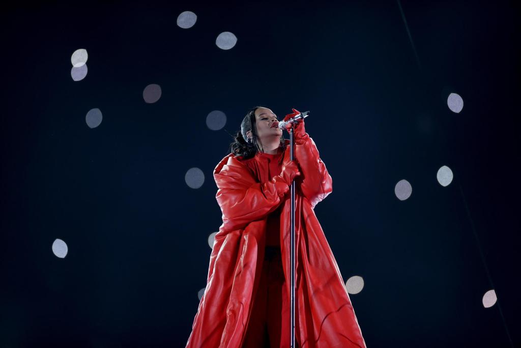La cantante Rihanna se presenta en el Super Bowl, el 12 de febrero de 2023. EFE/Caroline Brehman

