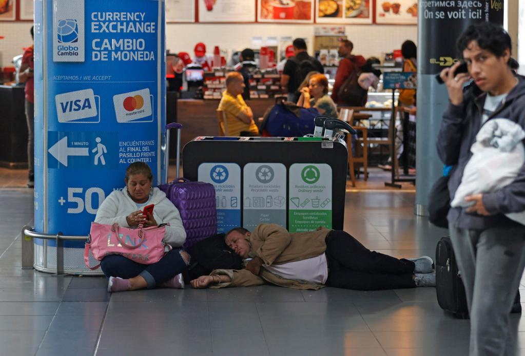 Personas esperan hoy, en el aeropuerto El Dorado, tras el cierre de operaciones de la aerolínea Viva Air, en Bogotá (Colombia). EFE/ Mauricio Dueñas Castañeda

