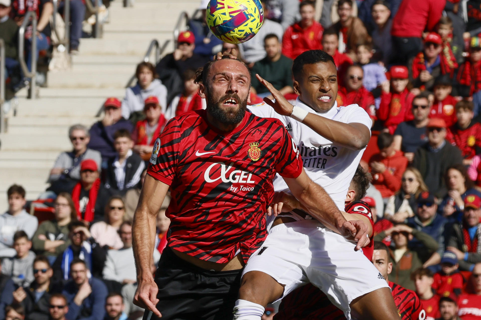 El delantero del Real Mallorca Vedat Muriqi (i) disputa el balón ante el delantero del Real Madrid Rodrygo (d) durante el Partido de La Liga que jugaron el Mallorca y el Real Madrid en el estadio de Son Moix.- EFE/CATI CLADERA