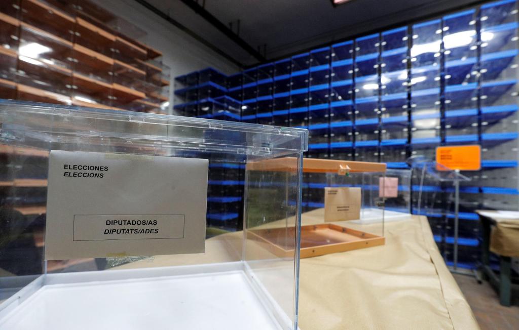 Imagen de las urnas que se usarán en los colegios electorales en unas elecciones anteriores en la Comunitat Valenciana. EFE/ Manuel Bruque
