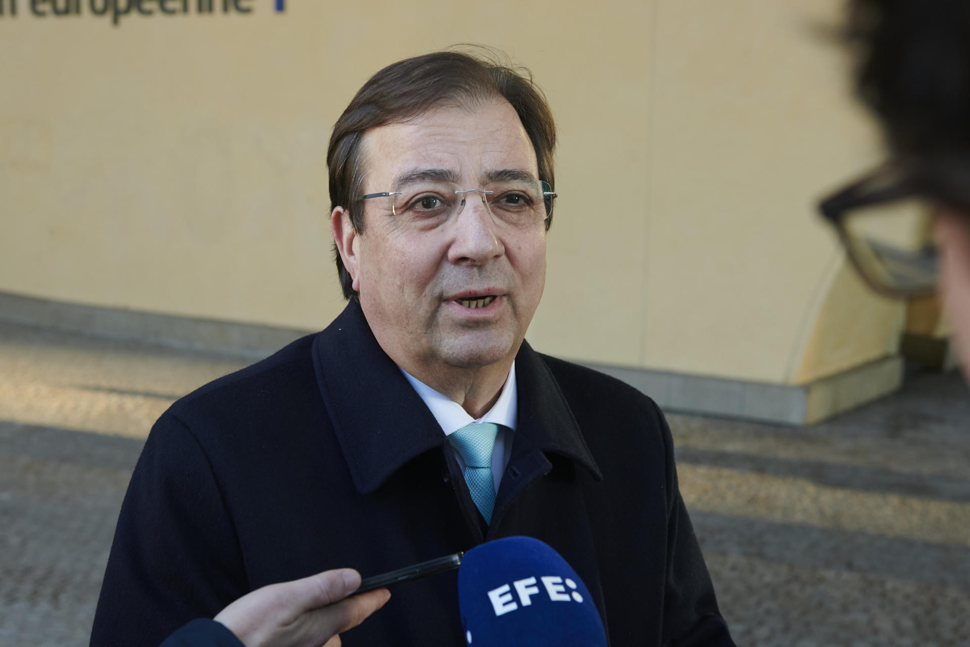 El presidente de la Junta de Extremadura, Guillermo Fernández Vara, atiende a los medios de comunicación ante la sede de la Comisión Europea este martes. EFE/ Horst Wagner