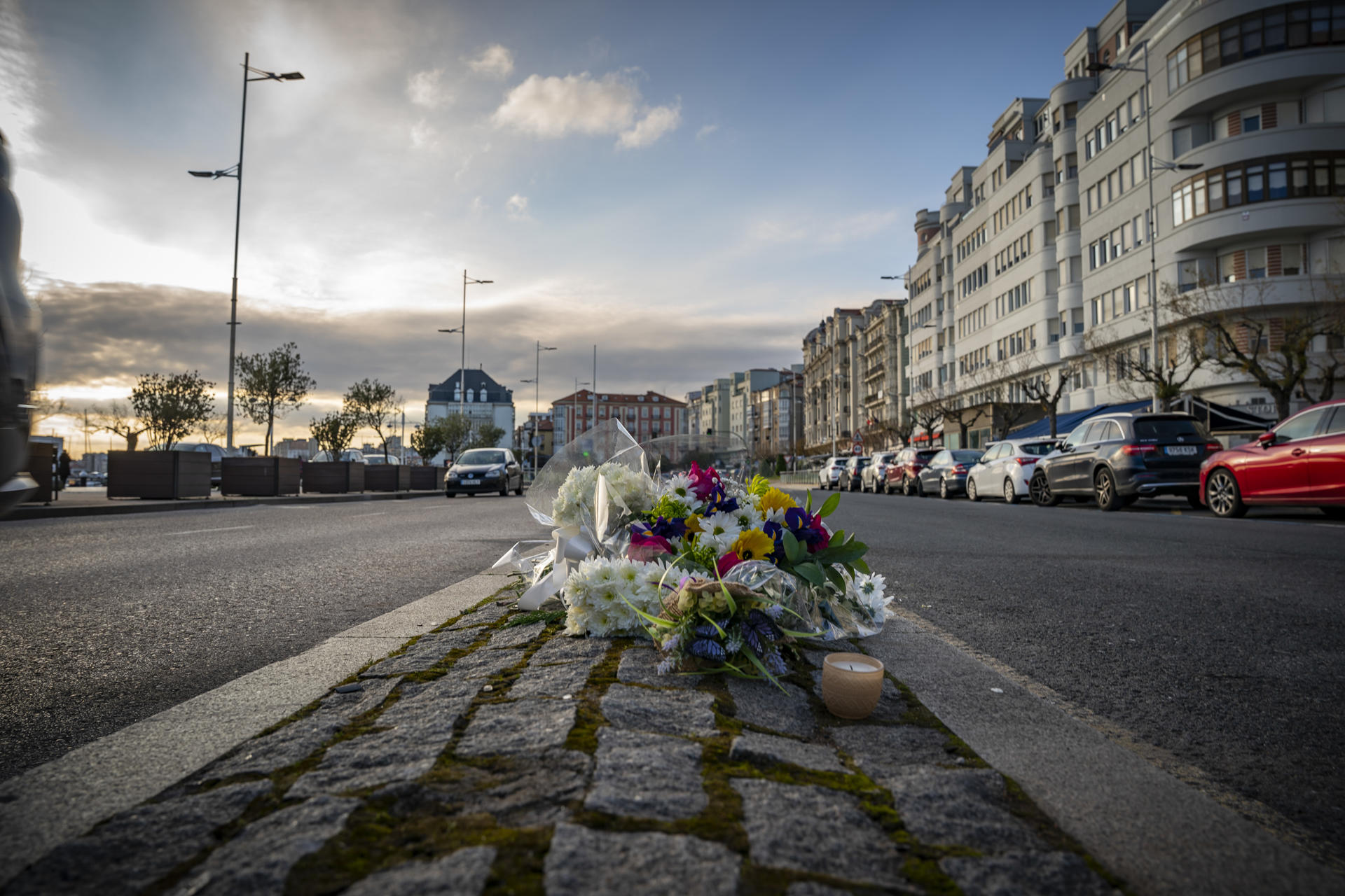 Los santanderinos han dejado flores en el lugar del accidente en recuerdo del joven fallecido. EFE/ROMÁN G. AGUILERA