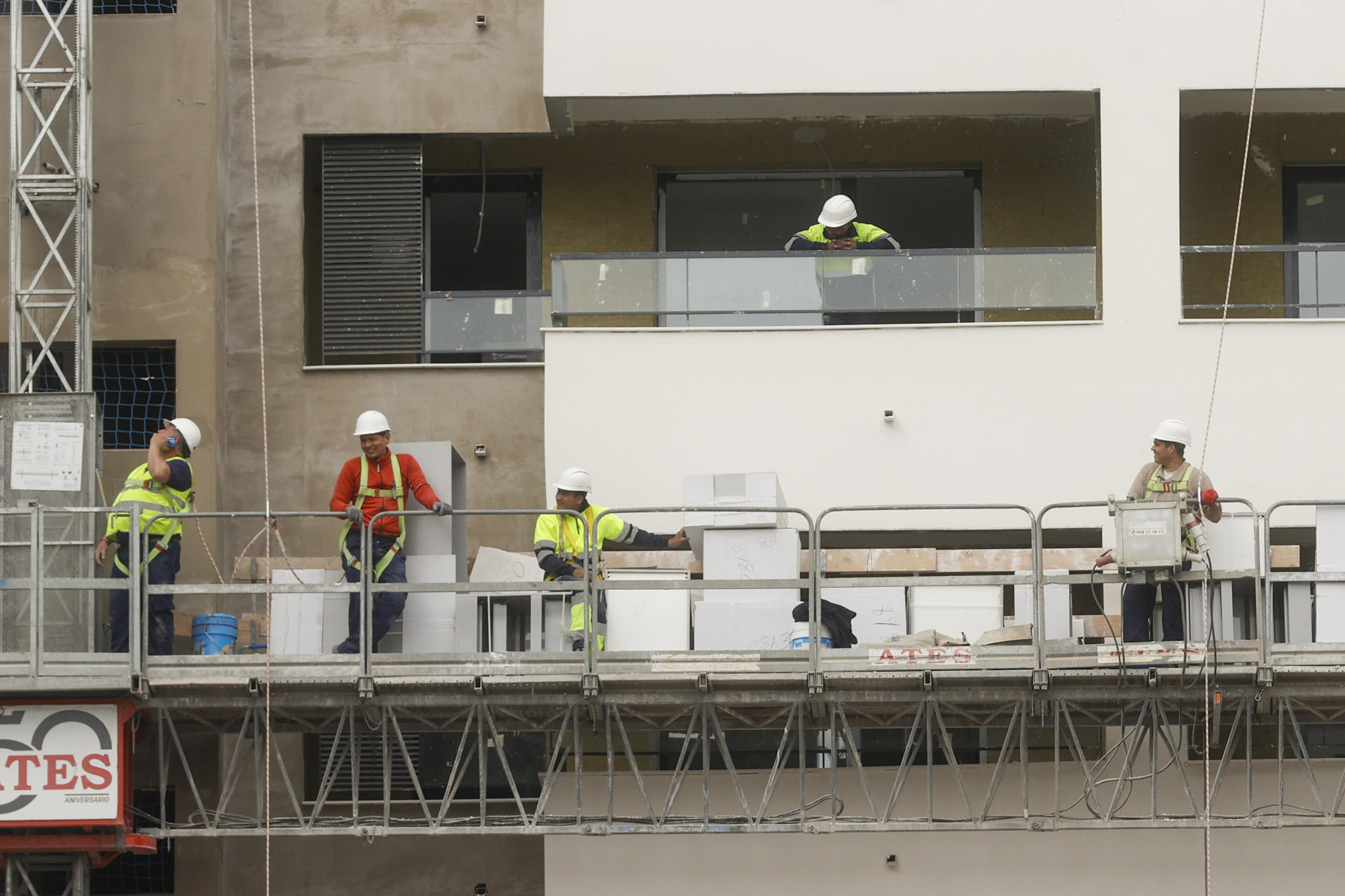 Imagen de archivo de varios trabajadores en un edificio en construcción en València.EFE/ Kai Forsterling