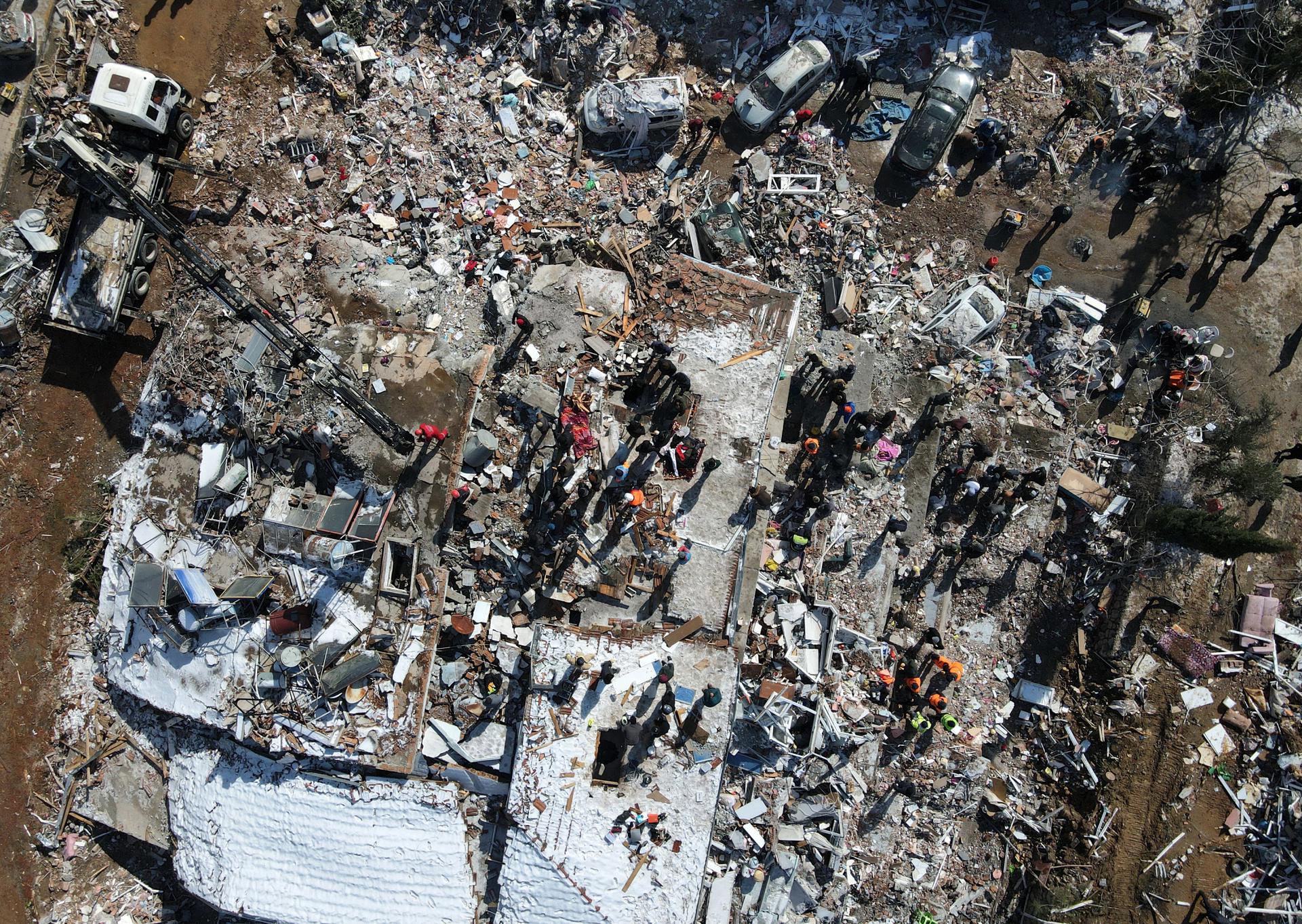 Imagen aérea realizada por un dron de los trabajos de rescate en la zona arrasada de Besni, distrito de Adiyaman, Turquía. EFE/EPA/NECATI SAVAS