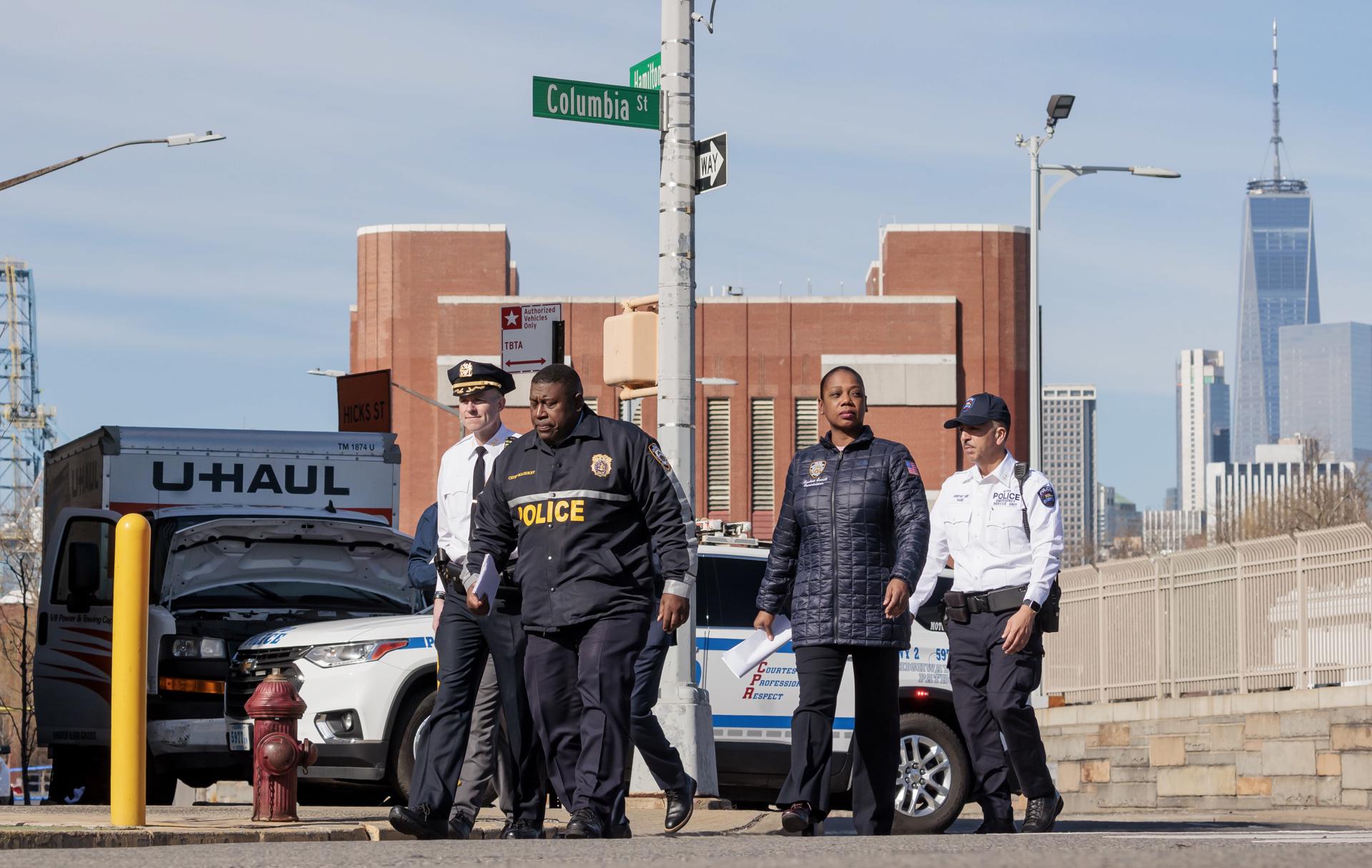 La jefa de la Policía de la ciudad de Nueva York, Keechant Sewell (2d), llega este 13 de febrero, a la escena de un accidente, donde un camión de mudanzas de la compañía U-haul (i) fue detenido, después de atropellar a varios peatones, en el distrito de Brooklyn, en Nueva York (NY,EE.UU.). EFE/Justin Lane