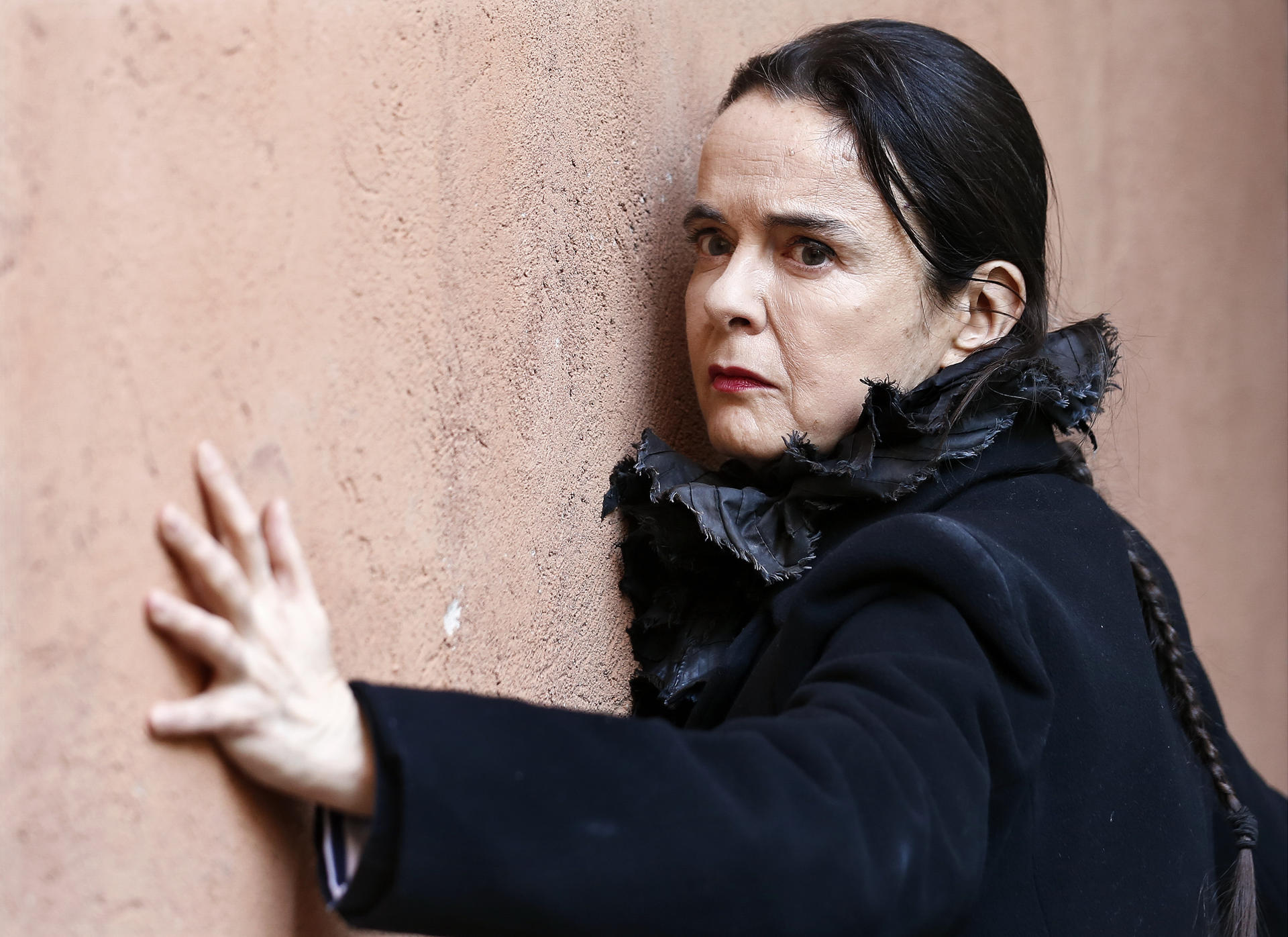 La escritora Amélie Nothomb convierte su trigésima novela, "Primera sangre", galardonada con el premio Renaudot en 2021, en una carta de amor a su padre, que acababa de fallecer cuando empezó a escribirla, una obra que ha presentado este miércoles en Barcelona.