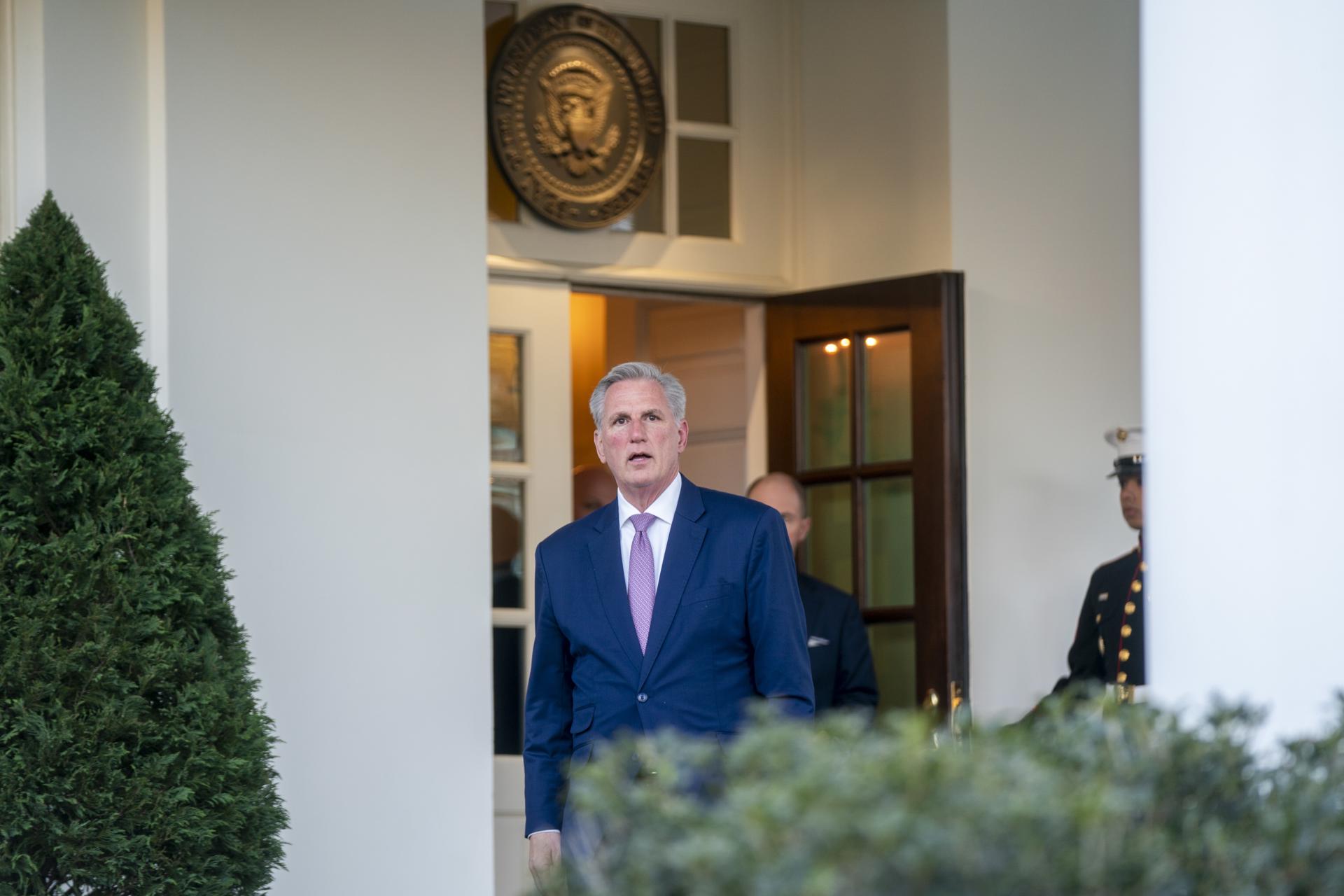 El jefe de la Cámara Baja de EE.UU., el republicano Kevin McCarthy, sale de la Casa Blanca tras sostener una reunión con el presidente Joe Biden, el 1 de febrero de 2023. EFE/Shawn Thew