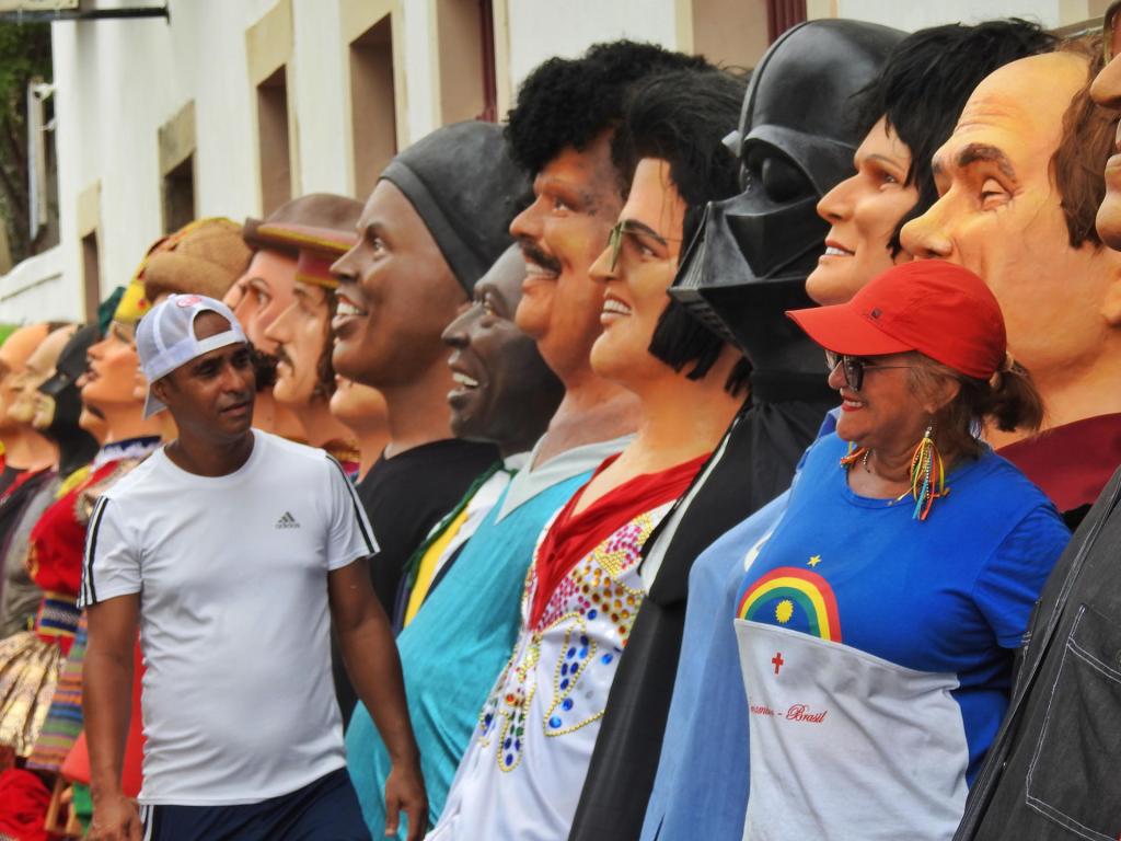 Fotografía de muñecos gigantes que retratan a grandes personalidades nacionales e internacionales durante un desfile en el marco del Carnaval de Brasil  en Olinda, Pernambuco, nordeste de Brasil (Brasil). EFE/Ney Douglas
