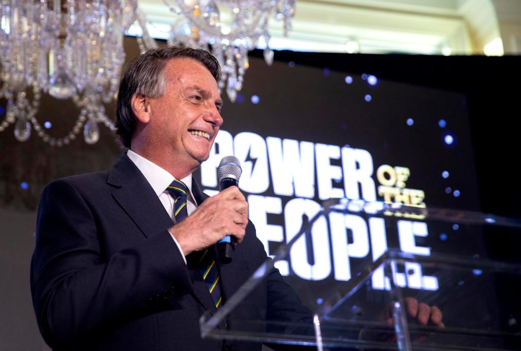 El expresidente de Brasil, Jair Bolsonaro habla en el evento "Power of the People" (el poder del pueblo) organizado por el grupo conservador Turning Point USA en Miami (EE.UU.). EFE/EPA/CRISTOBAL HERRERA-ULASHKEVICH
