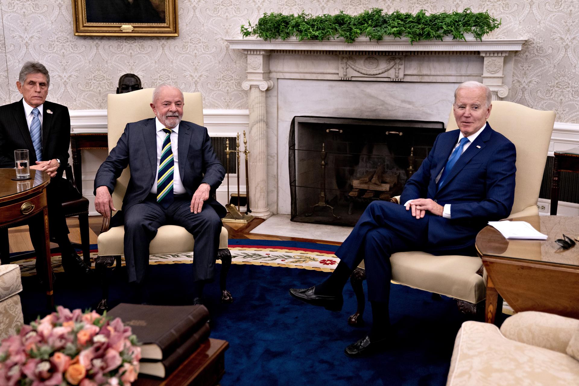 El presidente de Estados Unidos, Joe Biden (d), se reúne con el presidente de Brasil, Luiz Inácio Lula da Silva (c), en el Despacho Oval de la Casa Blanca, en Washington (EE.UU.), este 10 de febrero de 2023. EFE/EPA/Andrew Harrer/Pool