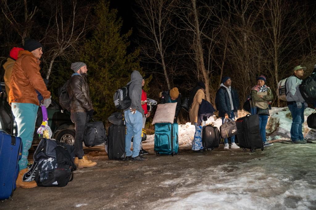 Inmigrantes procedentes de Nueva York con destino a Canadá llegan el 14 de febrero de 2023 a Plattsburgh, Nueva York (Estados Unidos). EFE/Ángel Colmenares
