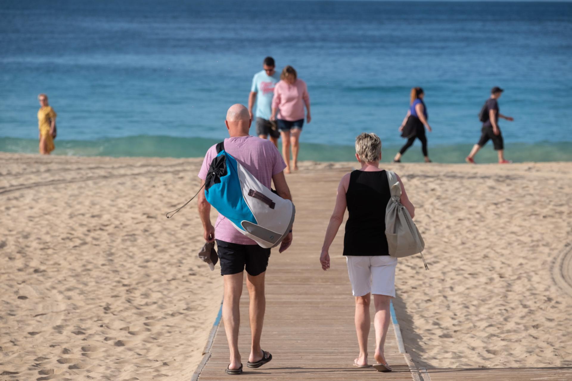 Turistas disfrutan del sol en la playa de Morro Jable, en Fuerteventura, en abril de 2022. EFE/ Carlos De Saá
