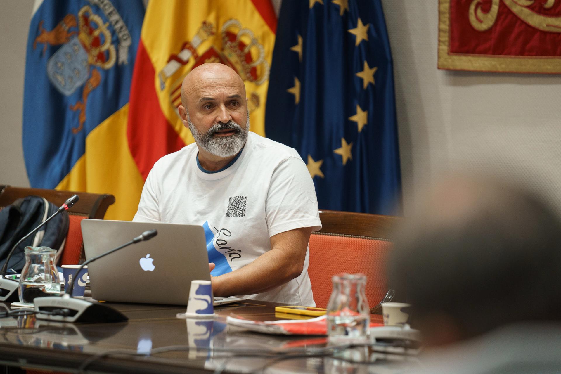 El representante de Intersindical Canaria Pedro Pablo Medina comparece este lunes en el Parlamento regional para tratar sobre el cuarto Plan Canario sobre Adicciones 2022-2024. EFE/Ramón de la Rocha