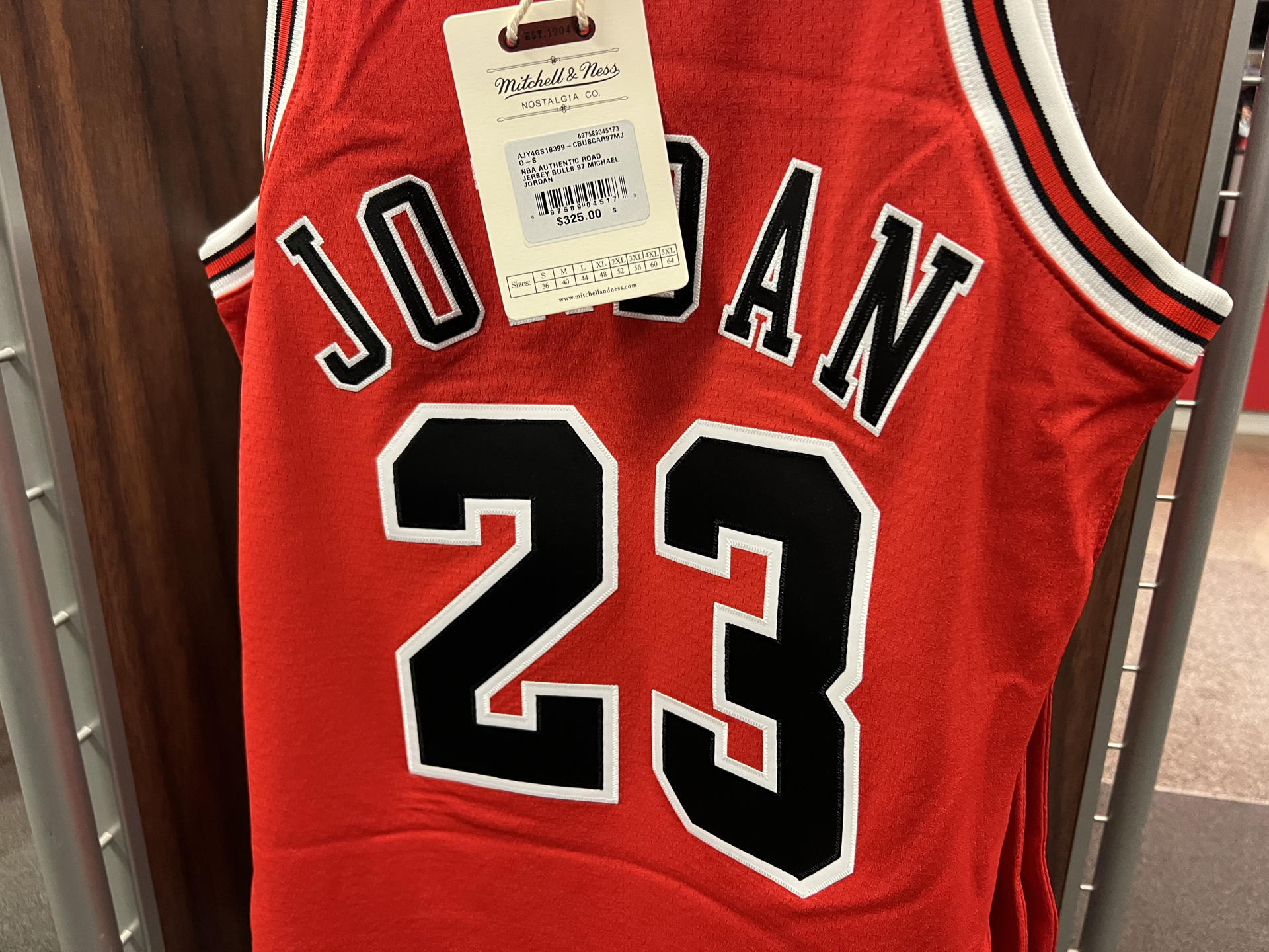 Fotografía de unas camiseta de Michael Jordan como jugador de los Chicago Bulls.EFE/Andrea Montolivo