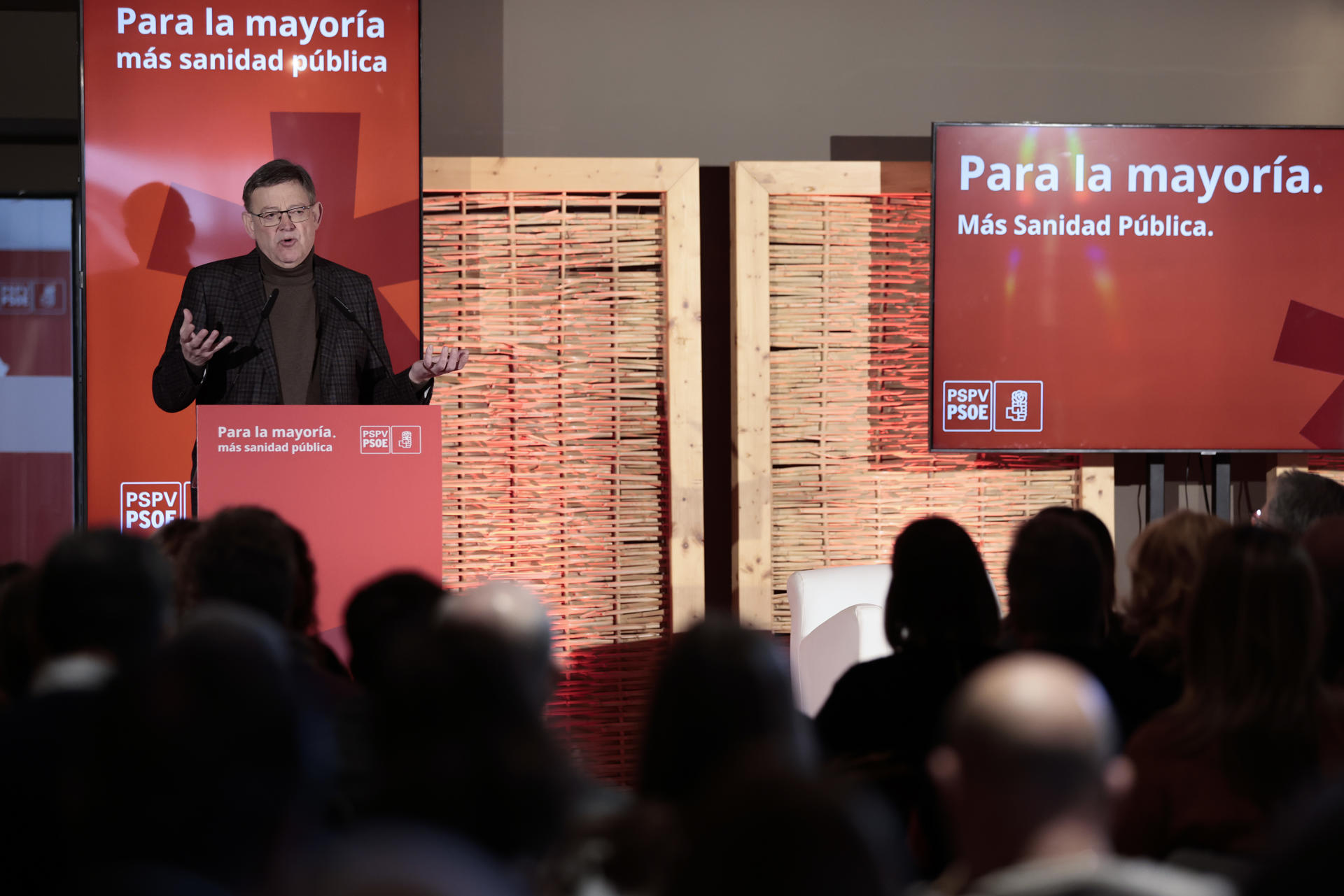 El president de la Generalitat y secretario general del PSPV-PSOE, Ximo Puig, da un discurso durante la clausura de un acto de su partido bajo el lema "Más sanidad pública", este sábado en Valencia. EFE/ Ana Escobar