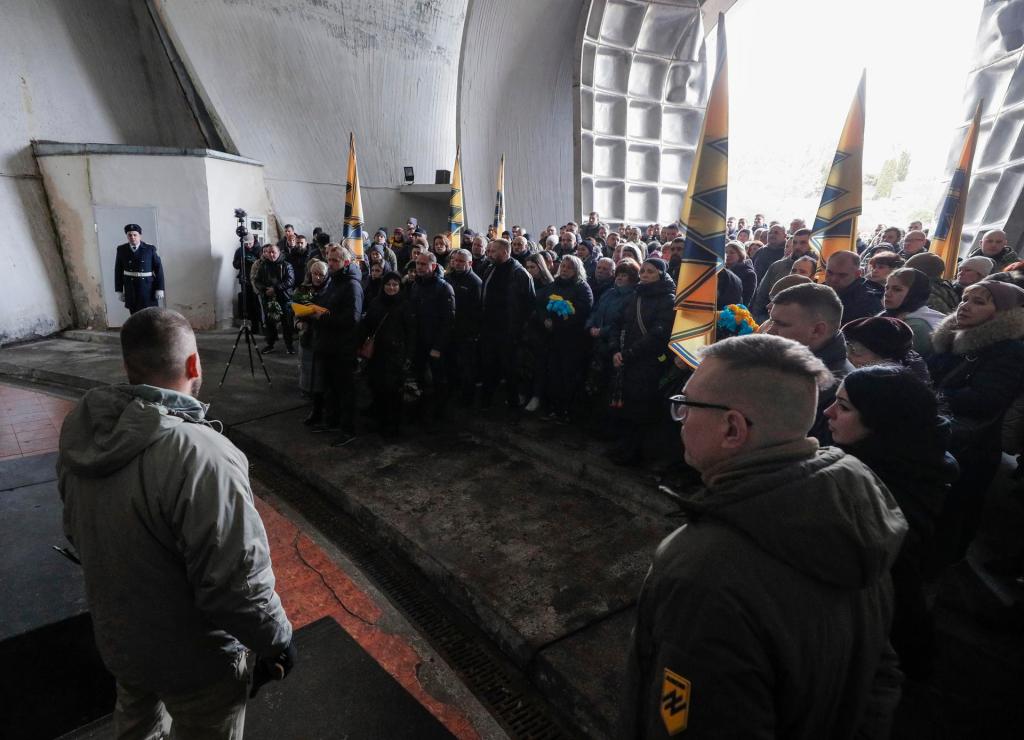 Familiares, amigos y compañeros de Oleg Mudrak asisten a su funeral en Kyiv, Ucrania.