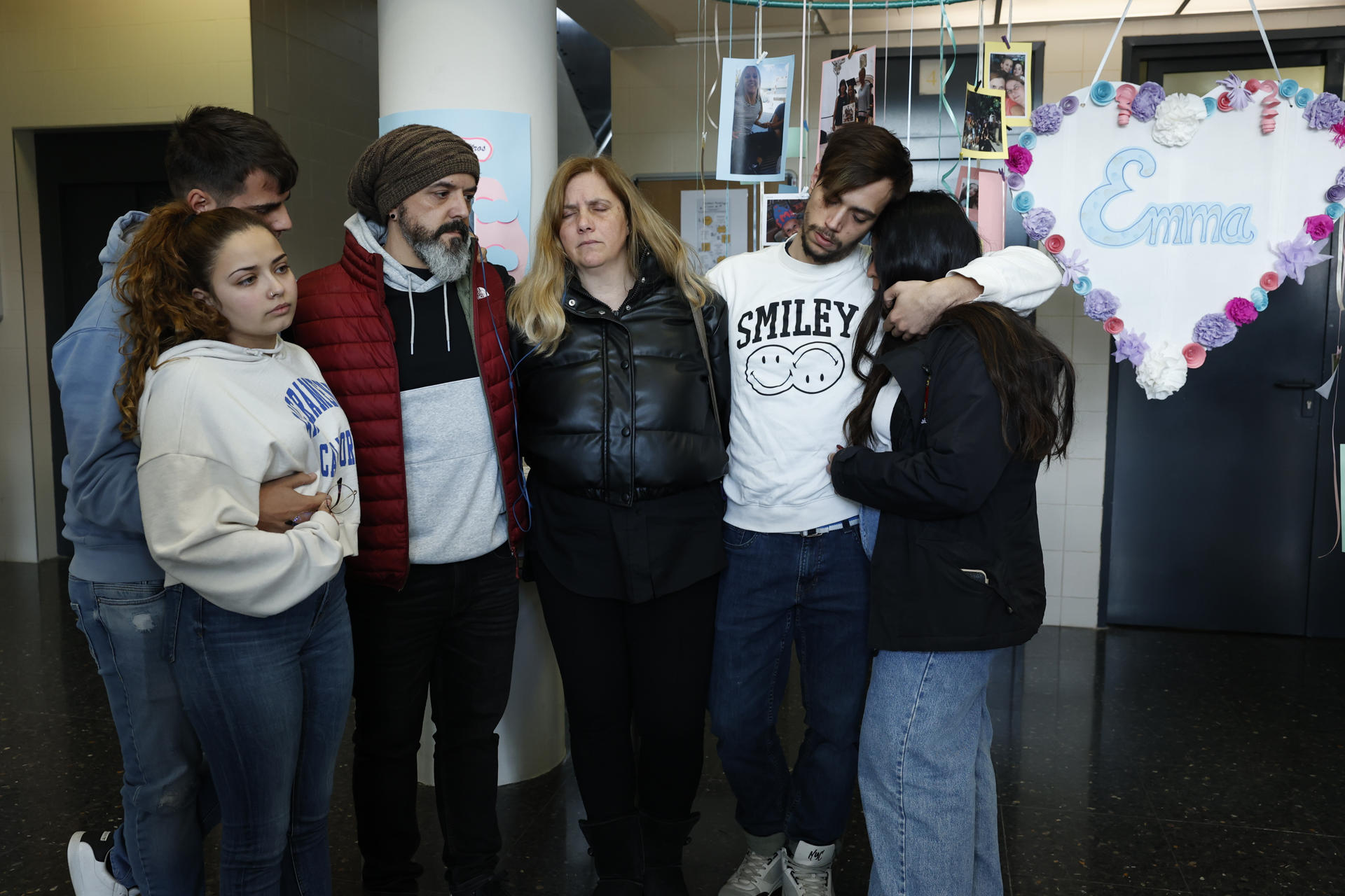 Los padres de Emma (en la imagen, junto a sus hijos y las novias de éstos) la niña de 12 años que falleció en el Hospital Clínico de València de una "peritonitis purulenta" tras acudir tres veces a Urgencias. EFE/ Biel Aliño