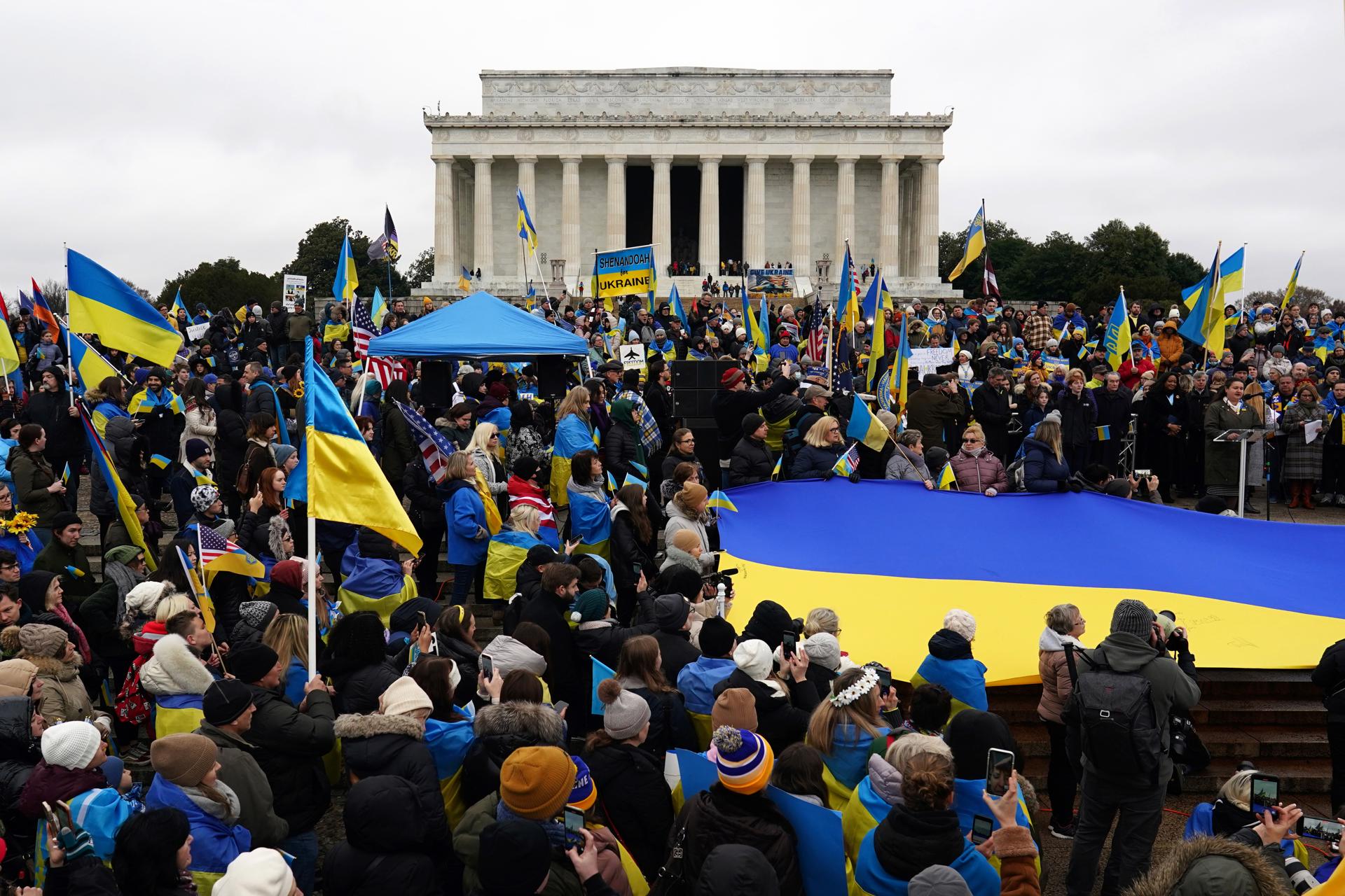 Personas participan en una manifestación para conmemorar el primer aniversario de la invasión de Rusia a Ucrania, en el Lincoln Memorial, en Washington (EE.UU.), este 25 de febrero de 2023. EFE/EPA/Will Oliver