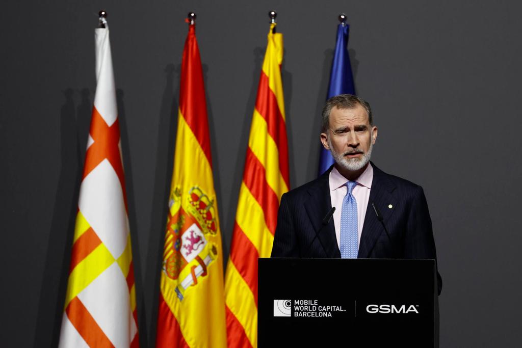 El rey Felipe VI pronuncia unas palabras en la cena oficial del Mobile World Congress de Barcelona, este domingo.

