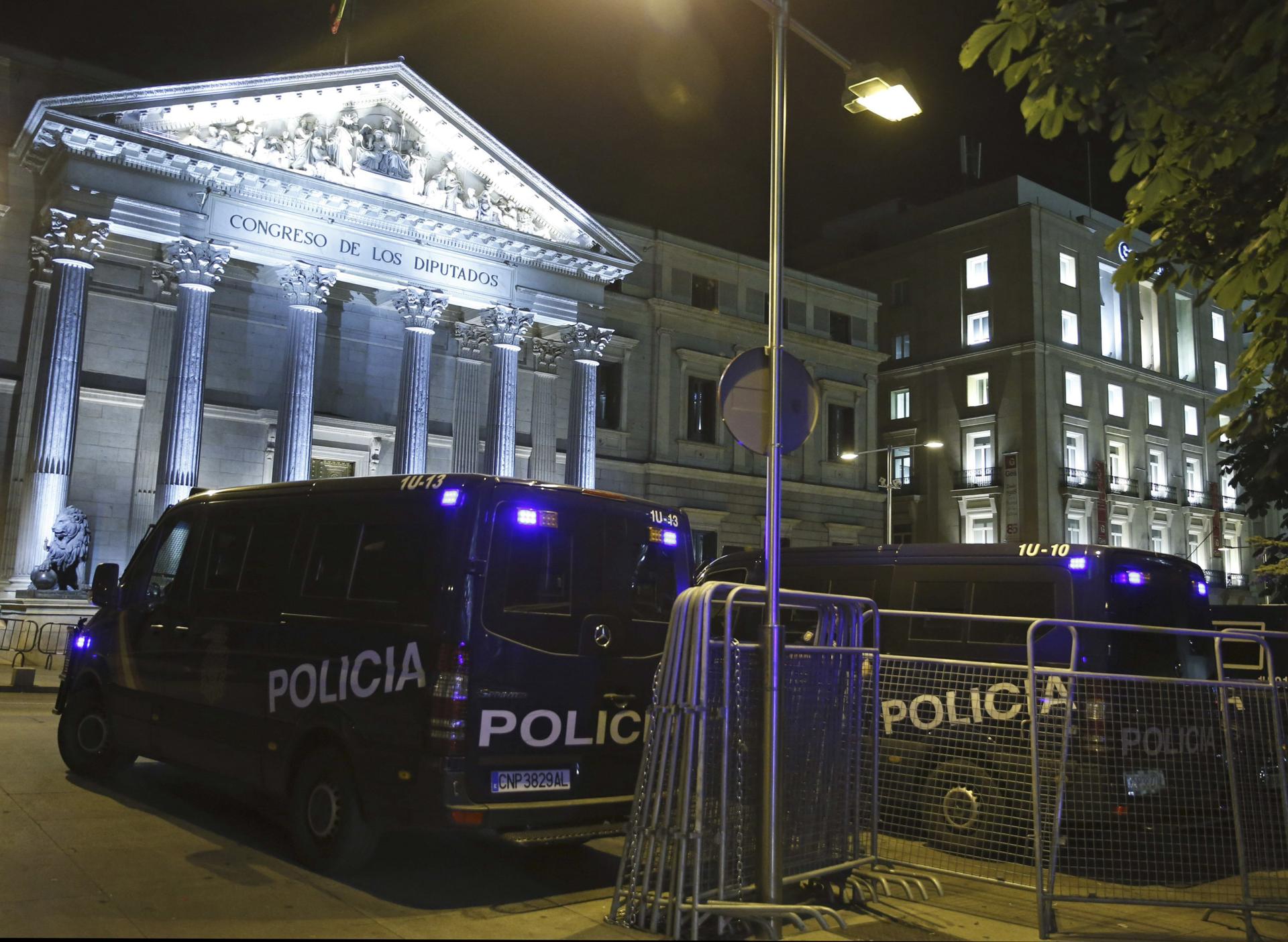 Imagen de archivo de varios furgones de la Policía Nacional ante el Congreso de los Diputados, en Madrid. EFE/Alberto Martin