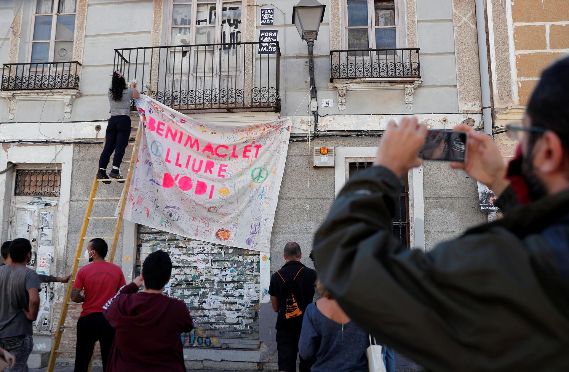 Imagen de archivo de vecinos de Benimaclet colgando una pancarta con el lema "Benimaclet libre de odio". EFE/Kai Försterling/Archivo