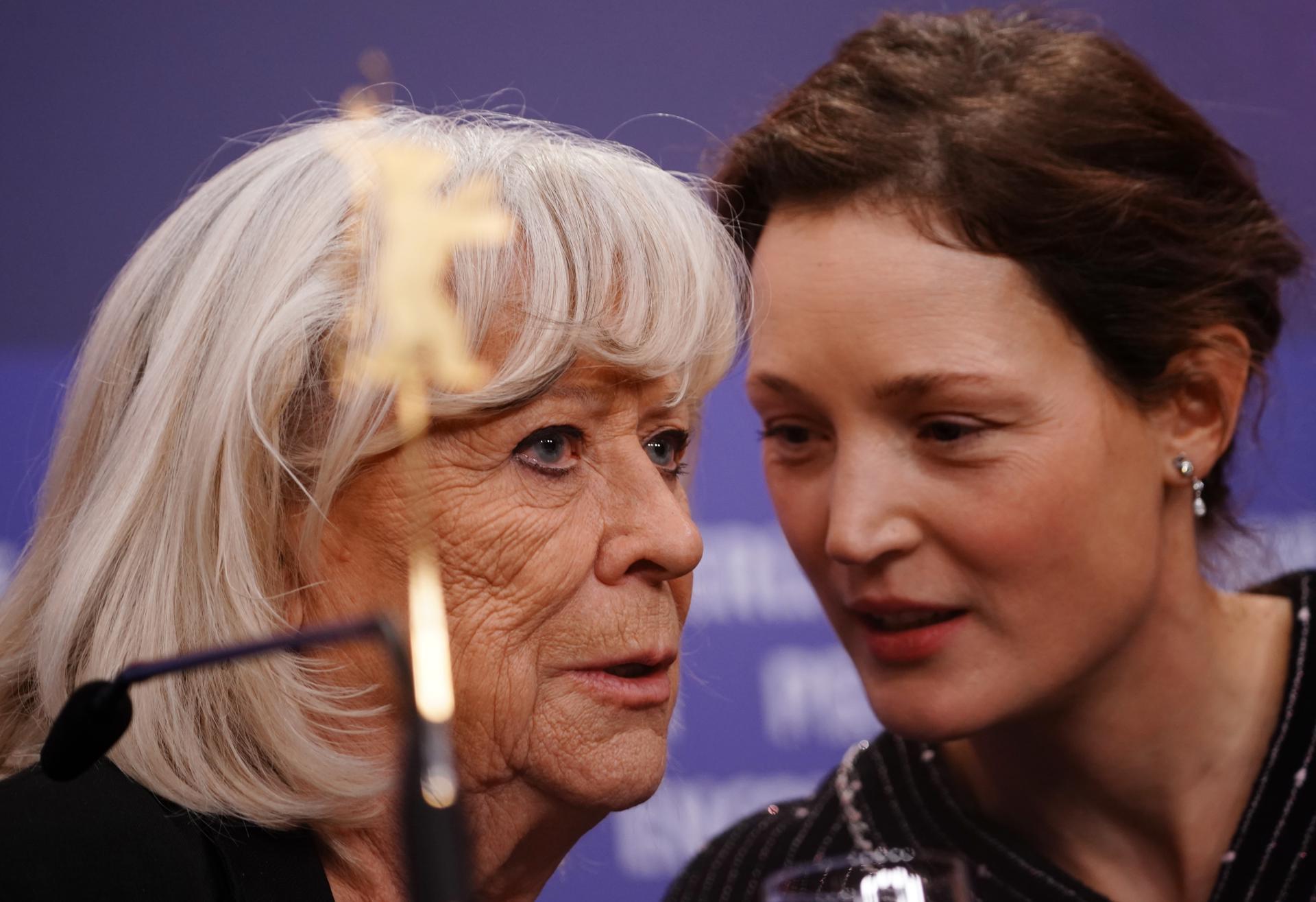 Margarethe von Trotta (I) y la actriz alemana Vicky Krieps (D) en la rueda de prensa de la película 'Ingeborg Bachmann Journey Into The Desert' durante la 73 edición del 'Berlinale' en Berlin. EFE/EPA/CLEMENS BILAN