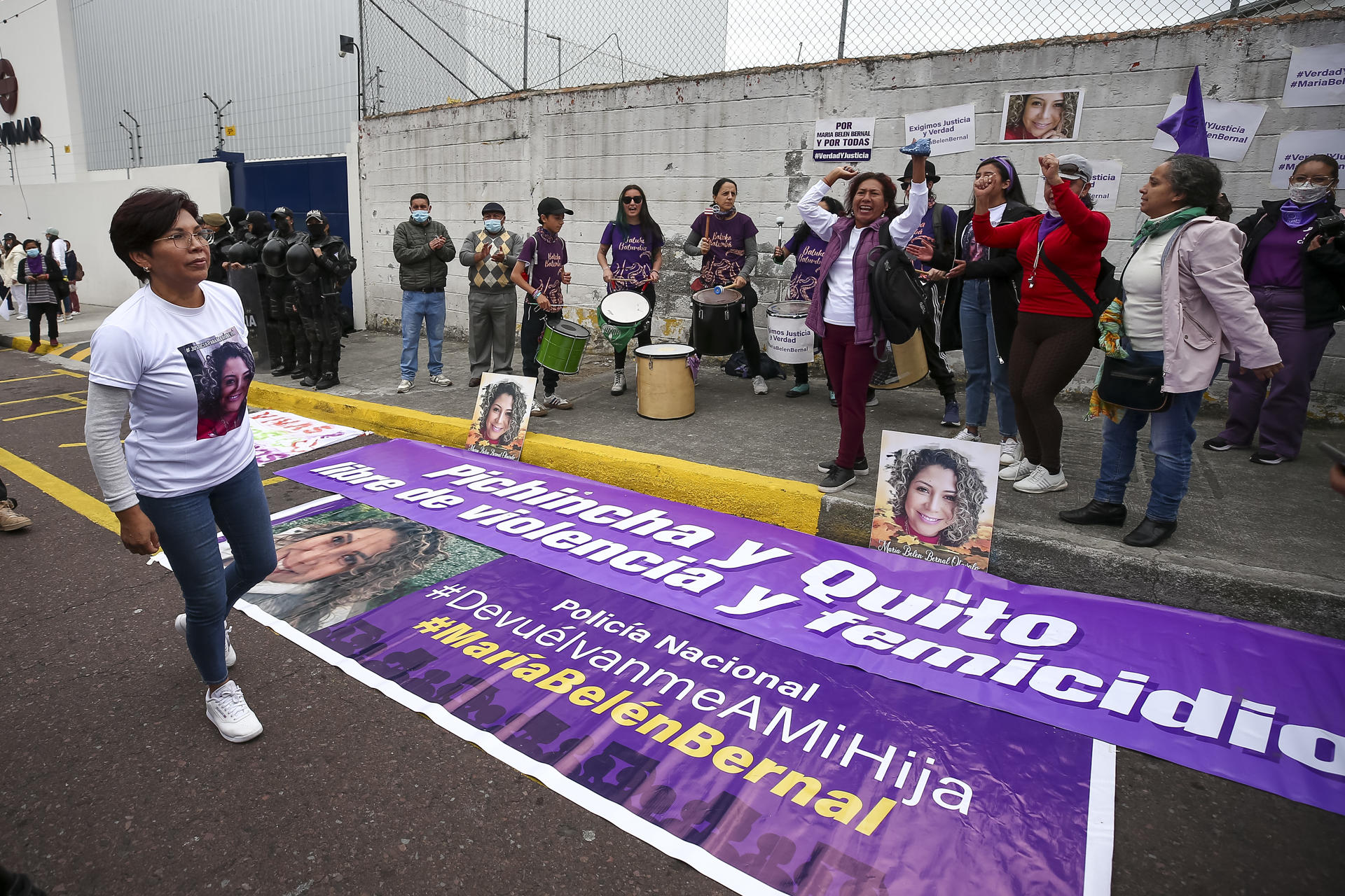 Elizabeth Otavalo (i), madre de María Belén Bernal, víctima de feminicidio, protesta afuera del complejo judicial hoy, en Quito (Ecuador). EFE/José Jácome
