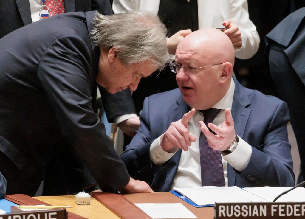 El secretario general de la ONU, António Guterres (i), habla con el embajador de Rusia ante el organismo, Vasili Nebenzia (d), este 24 de febrero de 2023, en Nueva York. EFE/Justin Lane
